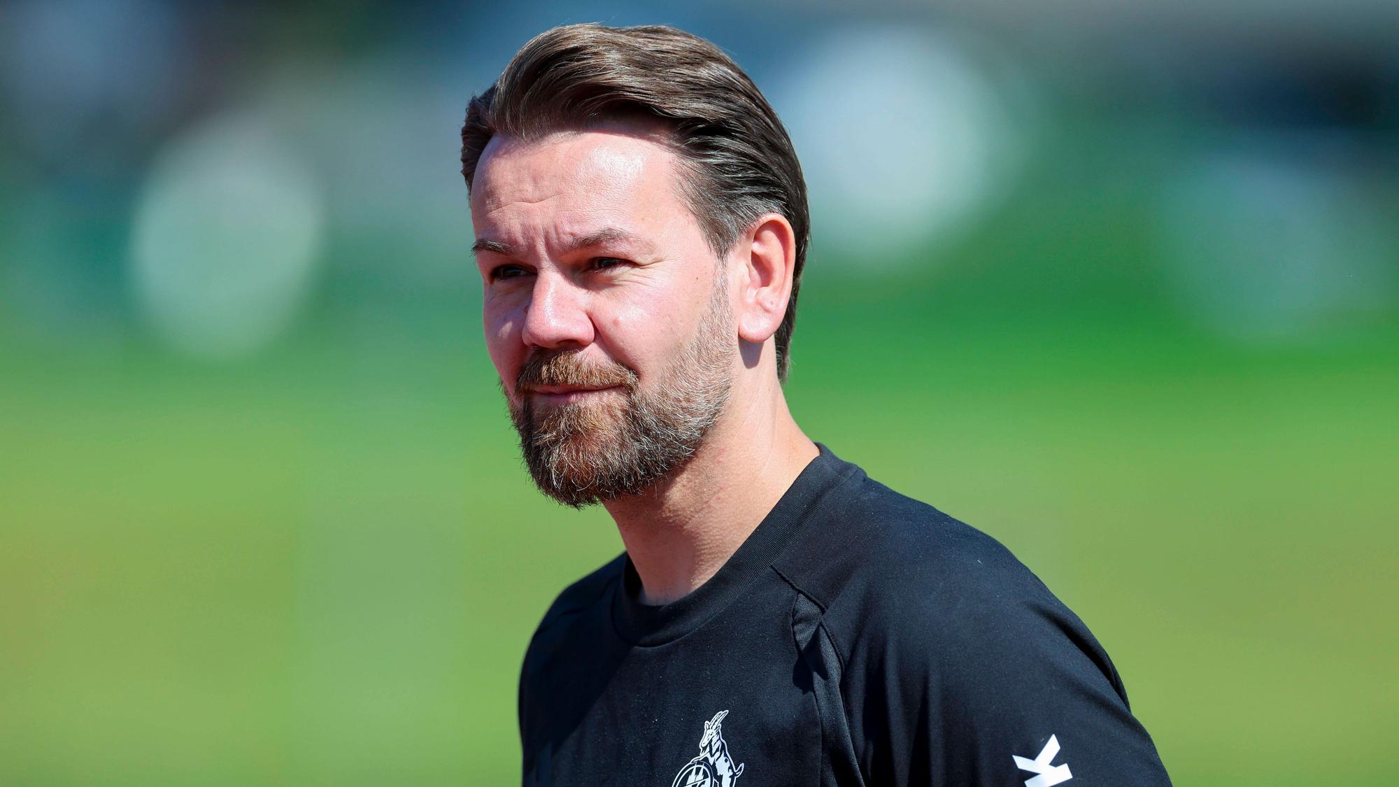 Geschäftsführer Thomas Kessler 1. FC Köln schaut, Tag 6, Trainingslager 1. FC Köln, Koasastadion am 29. July 2026 in St. Johann in Tirol, Österreich. Foto von Marco Steinbrenner/DeFodi Images Geschäftsführer Sport Thomas Kessler 1. FC Köln looks on, Tag 6, Trainingslager 1. FC Köln, Koasastadion, July 29, 2026 in St. Johann in Tirol, Austria. Photo by Marco Steinbrenner/DeFodi Images - *** Thomas Kessler, Managing Director of Sports for 1. FC Köln, looks on, Day 6, 1. FC Köln training camp, Koasa Stadium on July 29, 2026, in St. Johann in Tirol, Austria. Photo by Marco Steinbrenner, DeFodi Images. Thomas Kessler, Sporting Director of 1. FC Köln, looks on, Day 6, 1. FC Köln training camp, Koasa Stadium, July 29, 2026, at the Koasa Stadium in St. Johann in Tirol, Austria. Photo by Marco Steinbrenner, DeFodi Images
