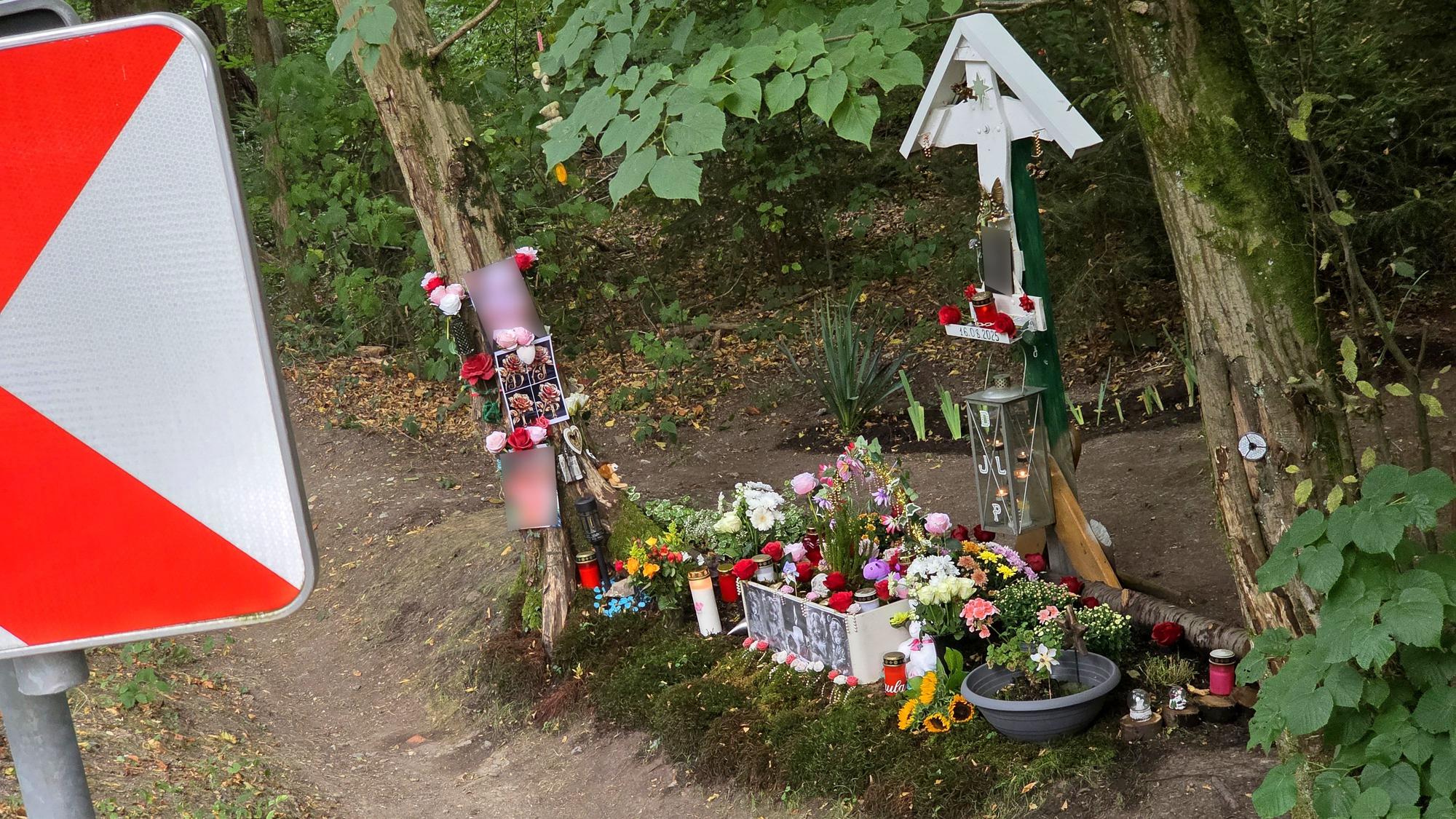 Eine Gedenkstätte für vier junge Unfalltodesopfer steht neben der Dürschtalstraße im Wald.