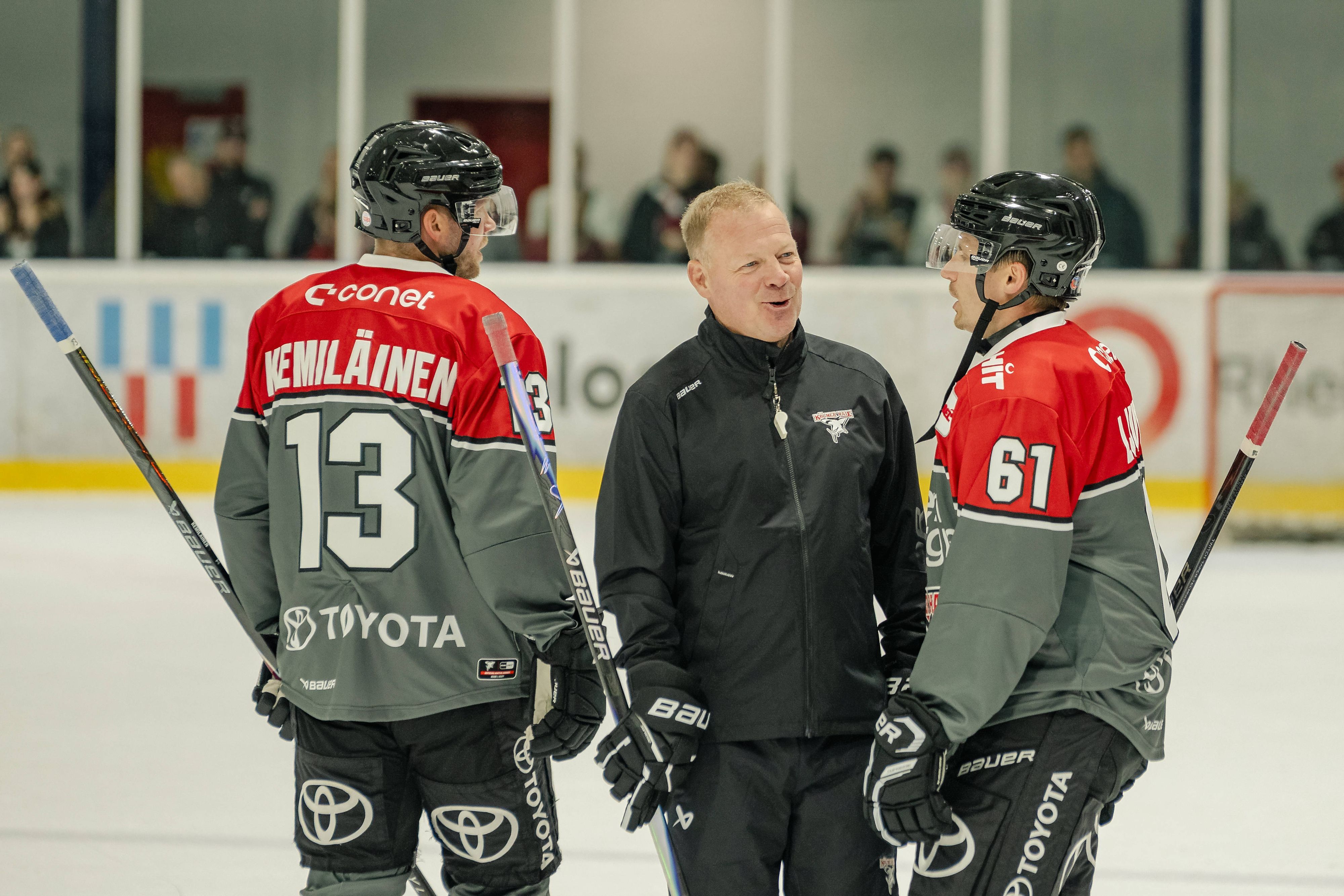 Thomas Berglund (m.) im Gespräch mit Markus Ljungh (r.) und Valtteri Kemilainen.