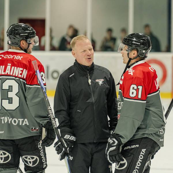 Thomas Berglund (m.) im Gespräch mit Markus Ljungh (r.) und Valtteri Kemilainen.