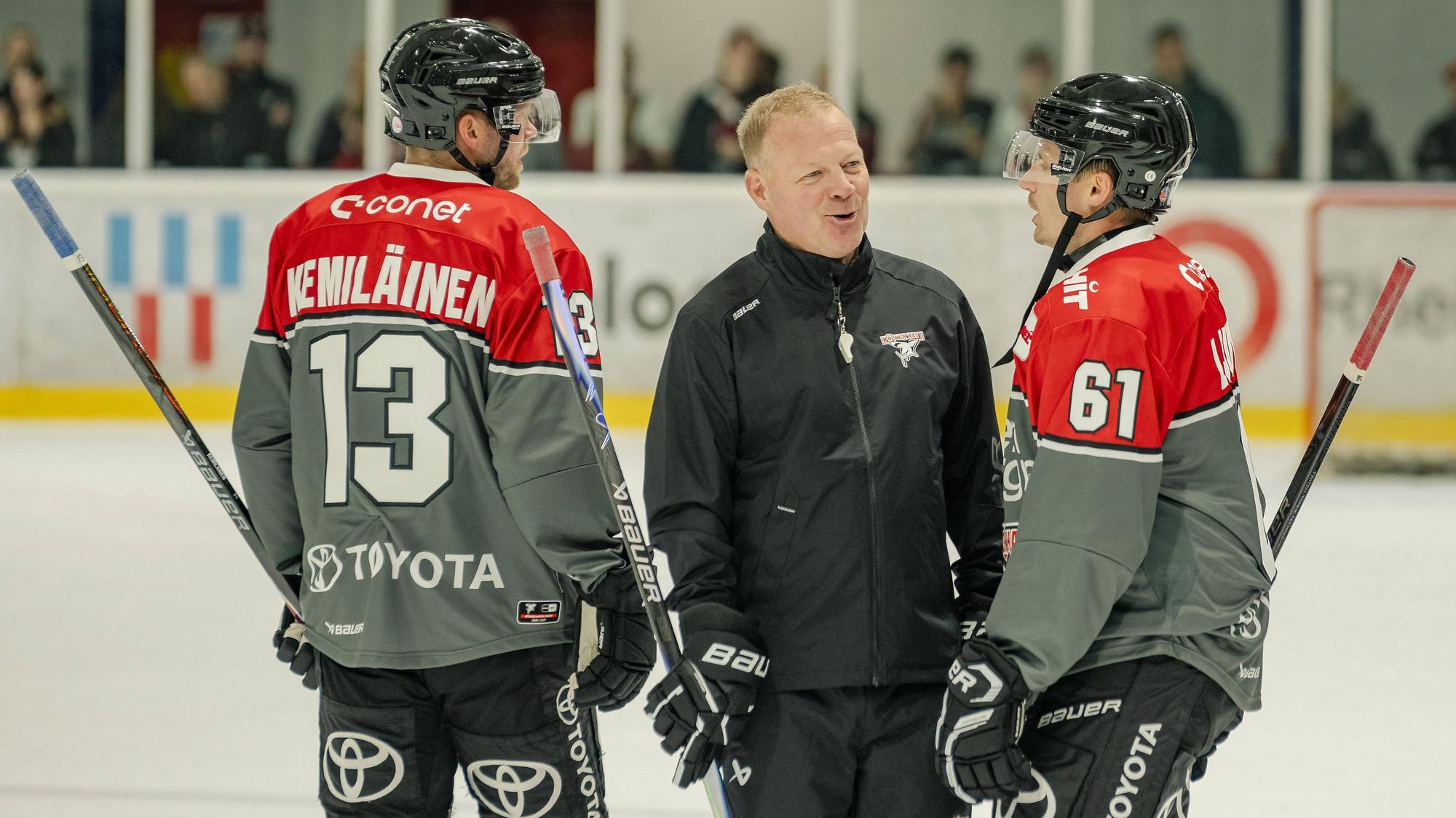 Thomas Berglund (m.) im Gespräch mit Markus Ljungh (r.) und Valtteri Kemilainen.