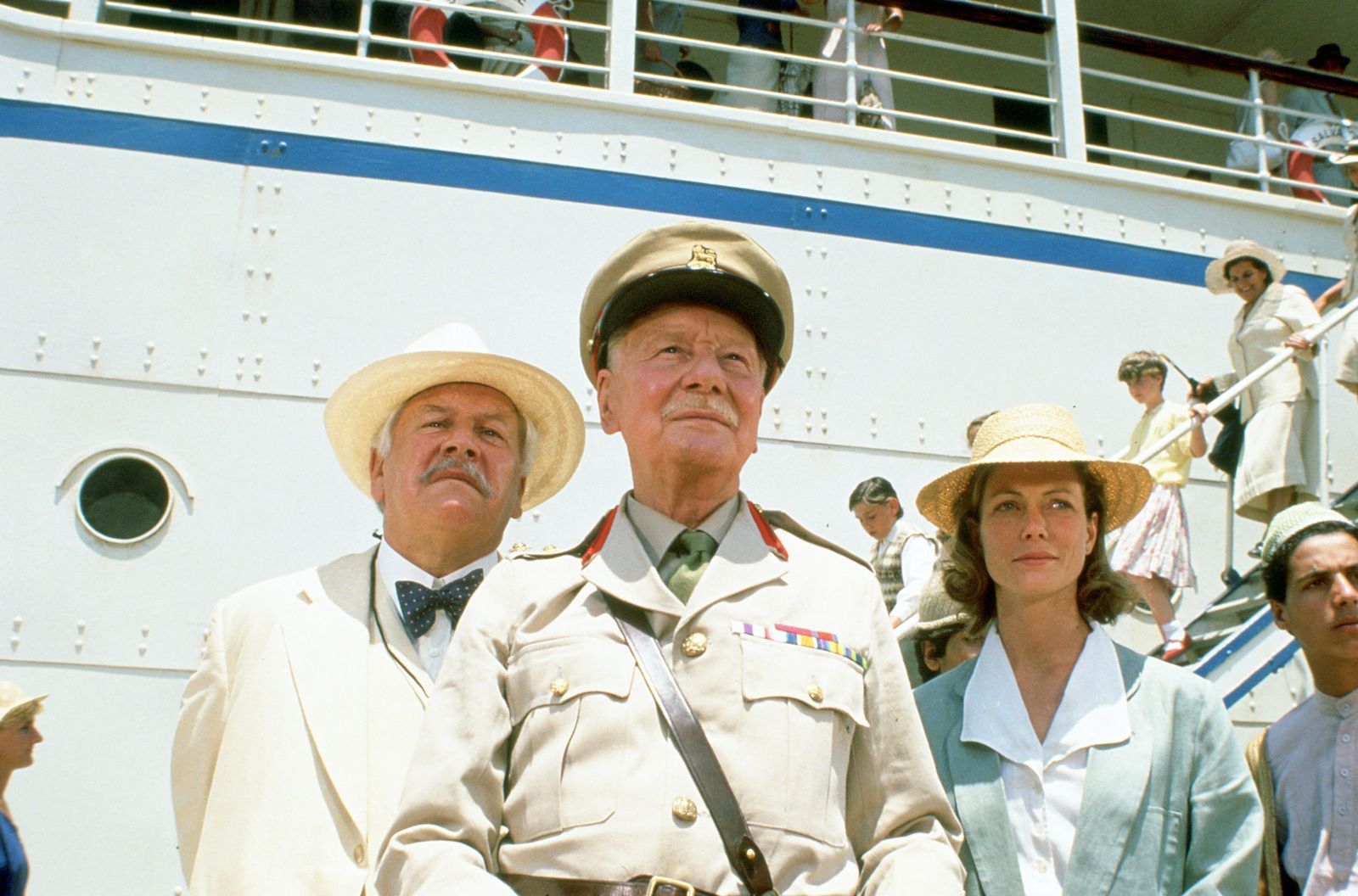 Colonel Carbury (John Gielgud, Mitte) versucht mit Dr. Sarah King (Jenny Seagrove) und Detektiv Hercule Poirot (Peter Ustinov, li.), den Mörder zu finden. (Bild: 2023 Metro-Goldwyn-Meyer Studios Inc.)