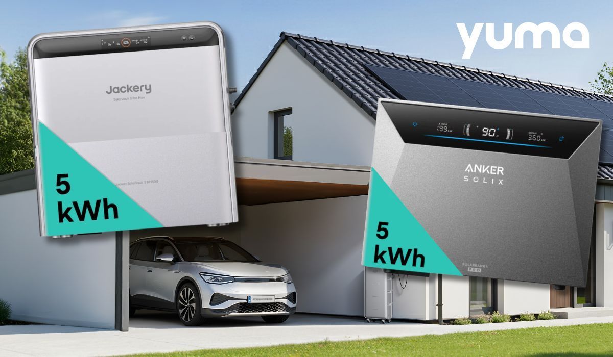 Jackery SolarVault 3 Pro Max Speicher (5 kWh, links) und Anker Solix Solarbank 4 Pro (5 kWh, rechts) vor einem modernen Einfamilienhaus mit offener Garage und Fahrzeug darin und Solaranlage mit Modulen auf dem Schrägdach.