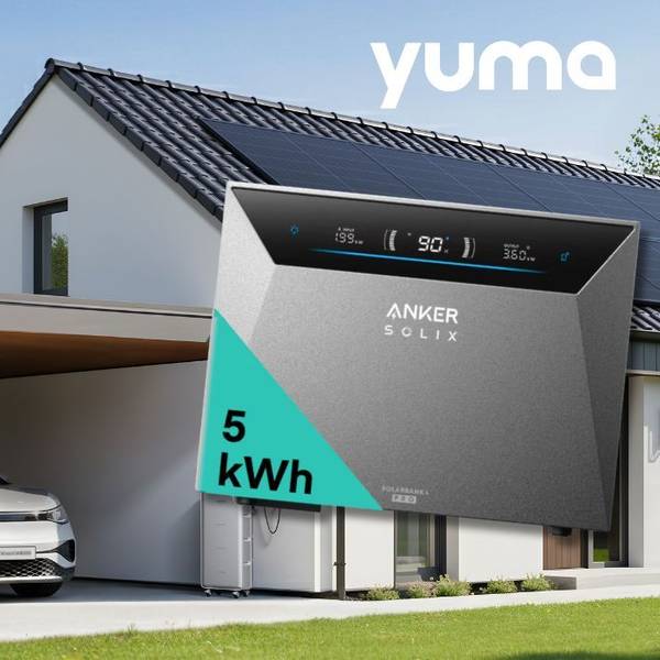 Jackery SolarVault 3 Pro Max Speicher (5 kWh, links) und Anker Solix Solarbank 4 Pro (5 kWh, rechts) vor einem modernen Einfamilienhaus mit offener Garage und Fahrzeug darin und Solaranlage mit Modulen auf dem Schrägdach.