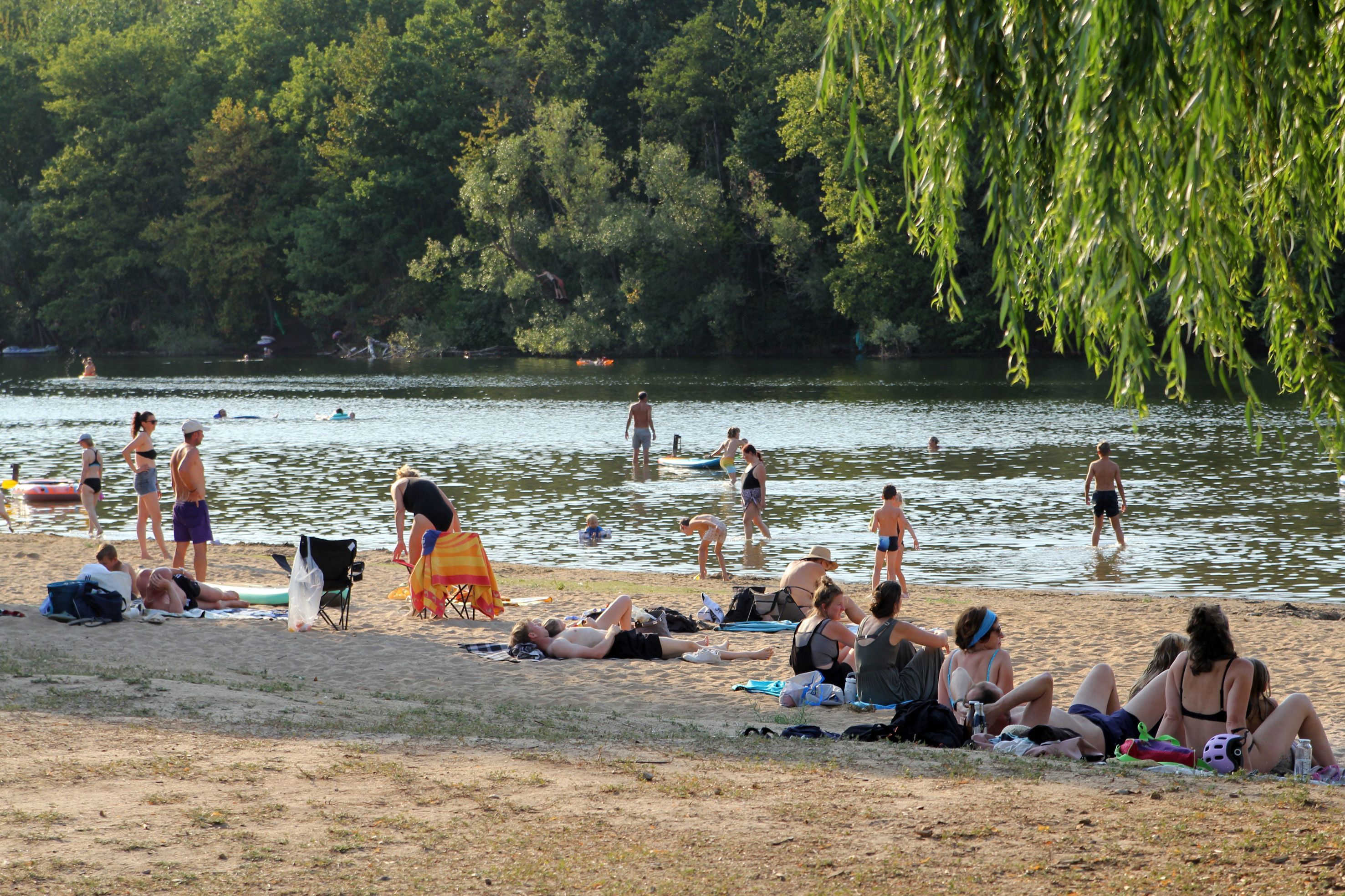 Das Bild zeigt Badegäste am Heider Bergsee in Brühl.