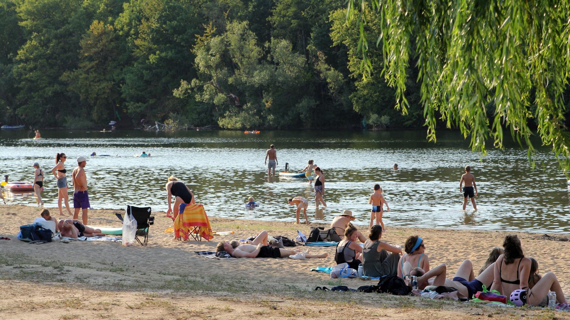 Das Bild zeigt Badegäste am Heider Bergsee in Brühl.