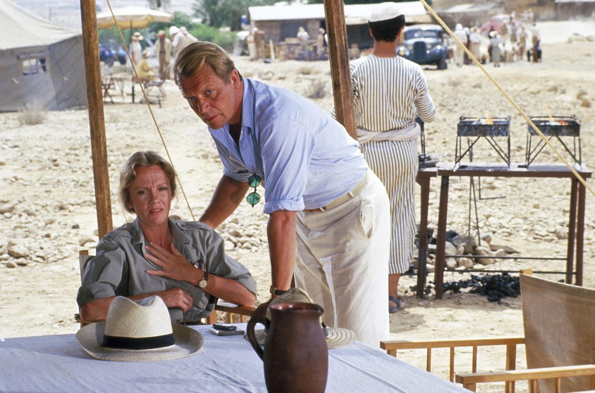 Der Anwalt Jefferson Cope (David Soul) und die Sekretärin Miss Quinton (Hayley Mills) interessieren sich für die Antike, aber mehr noch dafür, wer ihre Mitreisende Emily Boynton getötet hat. (Bild: 2023 Metro-Goldwyn-Meyer Studios Inc.)