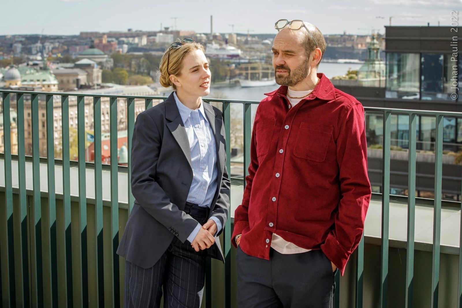 Jung-Anwältin Mathilda (Carla Sehn) trifft ihren Büronachbarn Nathan (David Dencik) ständig auf der Arbeit. Der Psychologe ist ein deutlich unkonventionellerer Typ als ihr Freund Johannes - weshalb Mathilda immer wieder reizvollen Fantasien nachhängt. Und auch mehr als das ... (Bild: Peter Cederling)