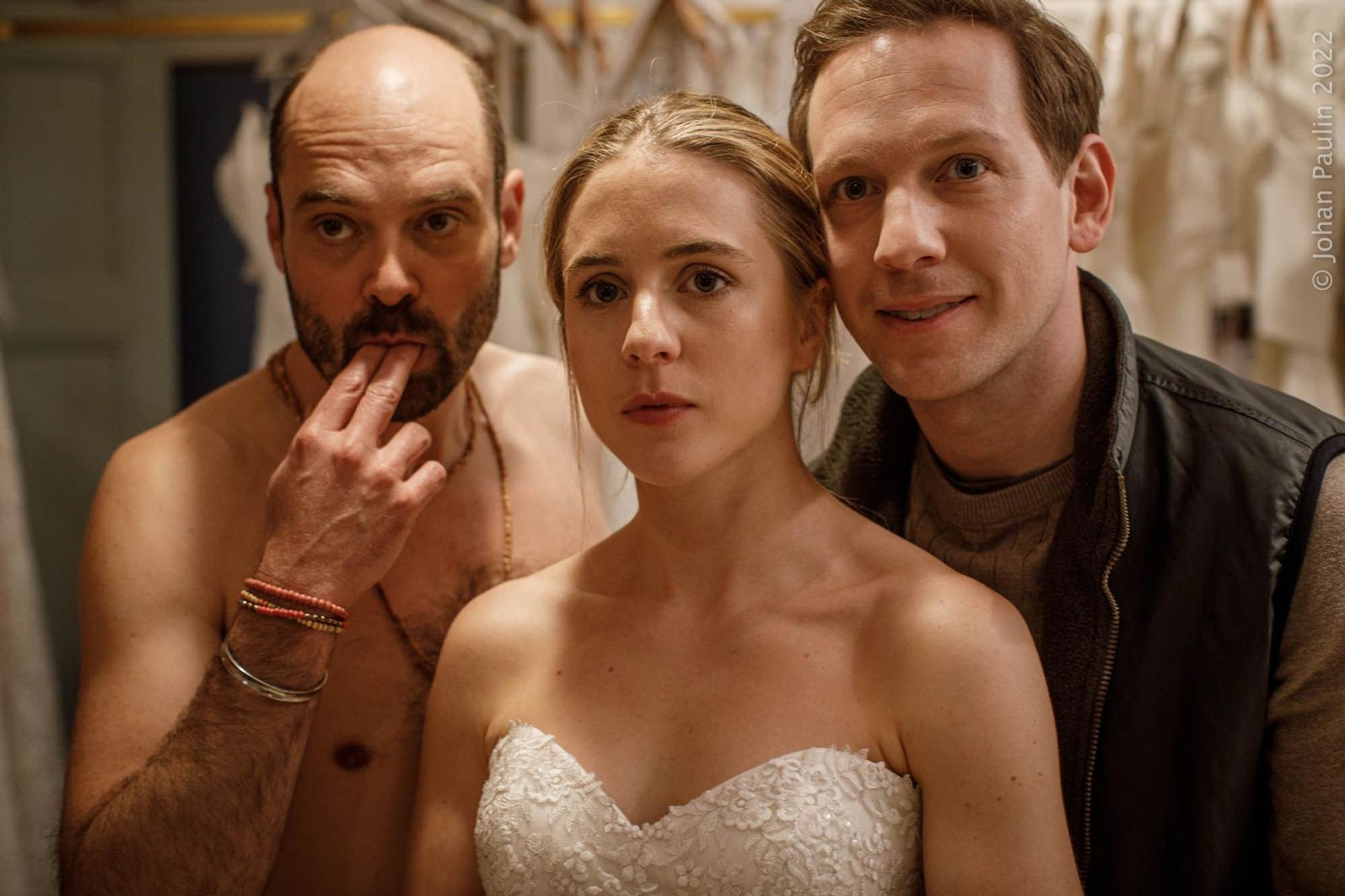 Die achtteilige Komödienserie „Endlich erwachsen“ bei ARTE erzählt aus dem Leben der 30-jährigen Anwältin Mathilda (Carla Sehn). Eigentlich soll die Stockholmerin ihren netten, verlässlichen Freund Johannes (Simon Reithner, rechts) heiraten. Dann begegnet ihr der unkonventionelle Psychologe Nathan (David Dencik). Welches Leben will Mathilda leben? (Bild: Peter Cederling)