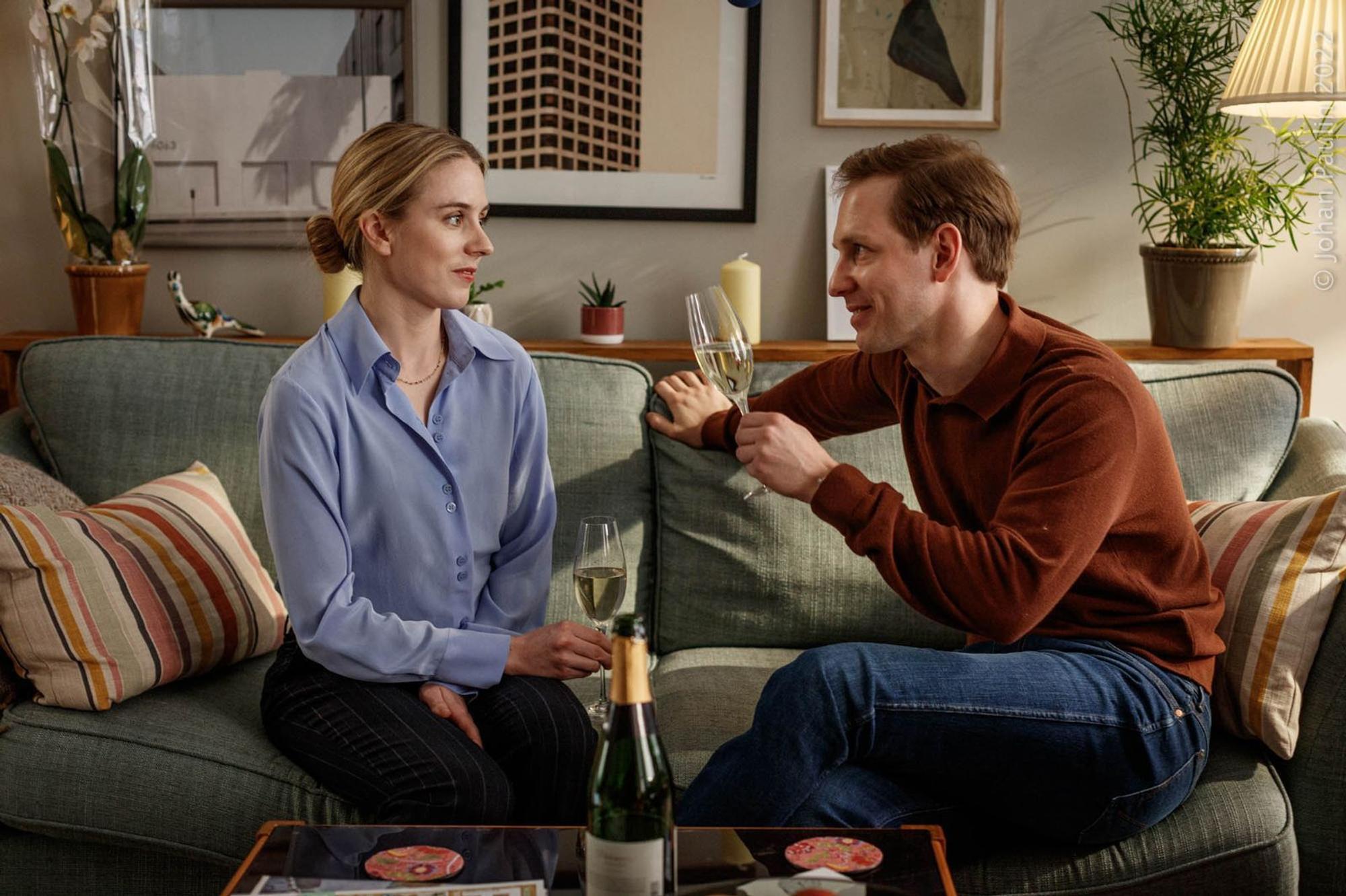 Mathilda (Carla Sehn) und ihr Freund Johannes (Simon Reithner) sind zusammengezogen. Beide sind im Beruf und um sie herum bekommen alle Freunde Kinder. „Endlich erwachsen“ erzählt aus Sicht von Mathilda, wie sie „den Zwang“ des Erwachsenwerdens erlebt. Inklusive zahlreicher Traumsequenzen, wie das Leben anders laufen könnte. (Bild: Peter Cederling)