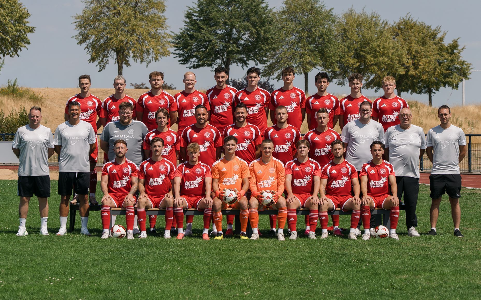 Das Mannschaftsfoto des TuS Zülpich für die neue Mittelrheinliga-Saison zeigt Spieler, Trainer und Betreuer.