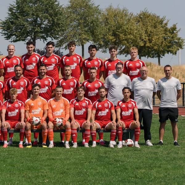 Das Mannschaftsfoto des TuS Zülpich für die neue Mittelrheinliga-Saison zeigt Spieler, Trainer und Betreuer.