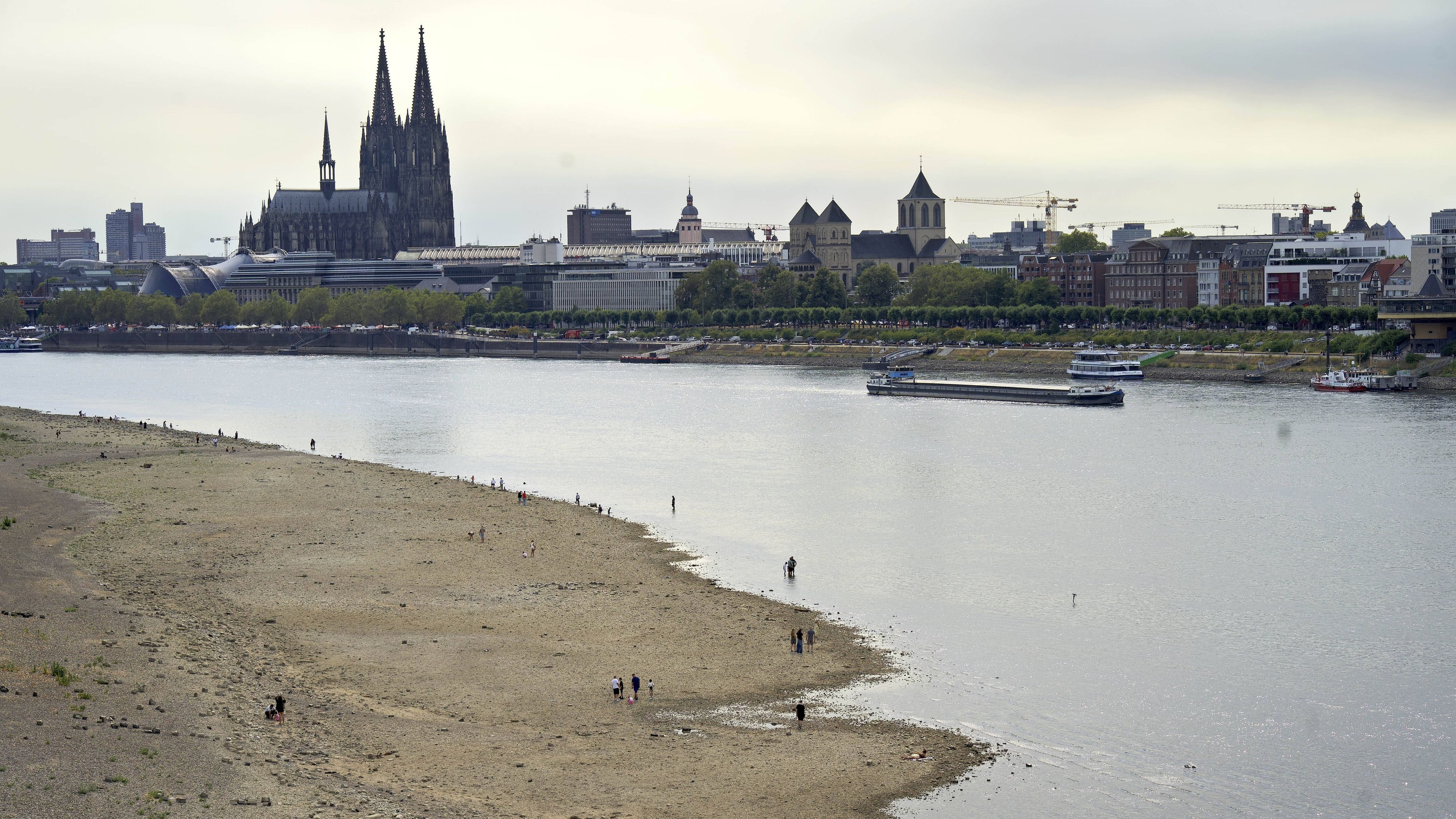 Der Rhein ist in Köln so niedrig wie noch nie. In der Nacht zu Sonntag fiel der Pegel auf nur 45 Zentimeter und damit deutlich unter den bisherigen Tiefststand.