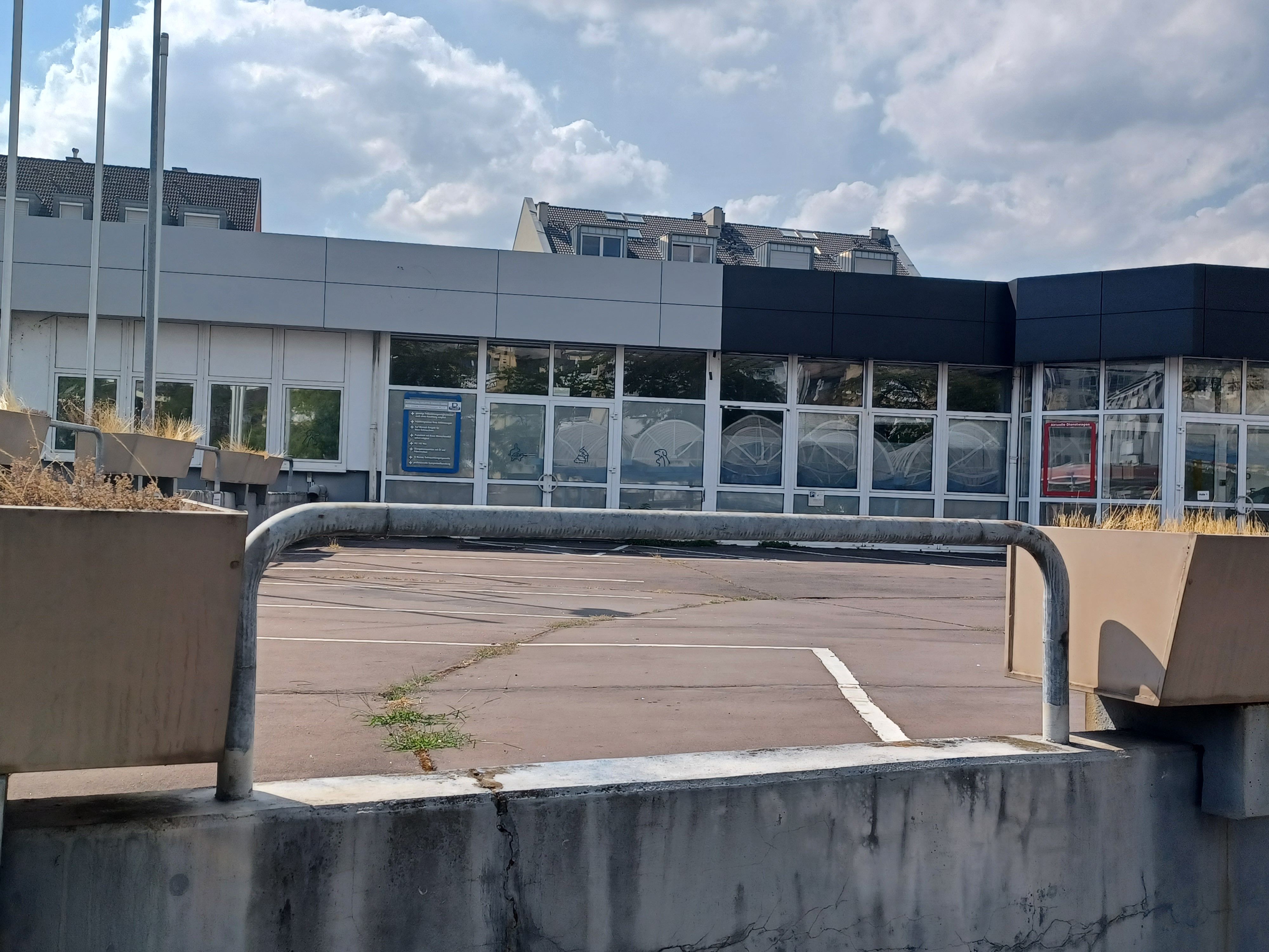 Das frühere Autohaus mit Verkaufsräumen und Werkstätten steht seit Jahren leer. Der hier einst ansässige Händler Dirkes war 2019 insolvent gegangen.
