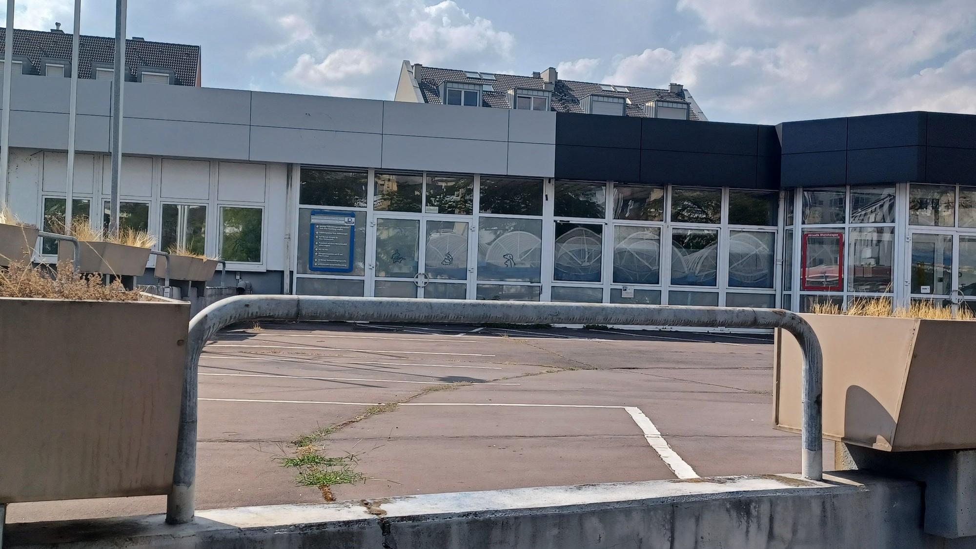 Das frühere Autohaus mit Verkaufsräumen und Werkstätten steht seit Jahren leer. Der hier einst ansässige Händler Dirkes war 2019 insolvent gegangen.