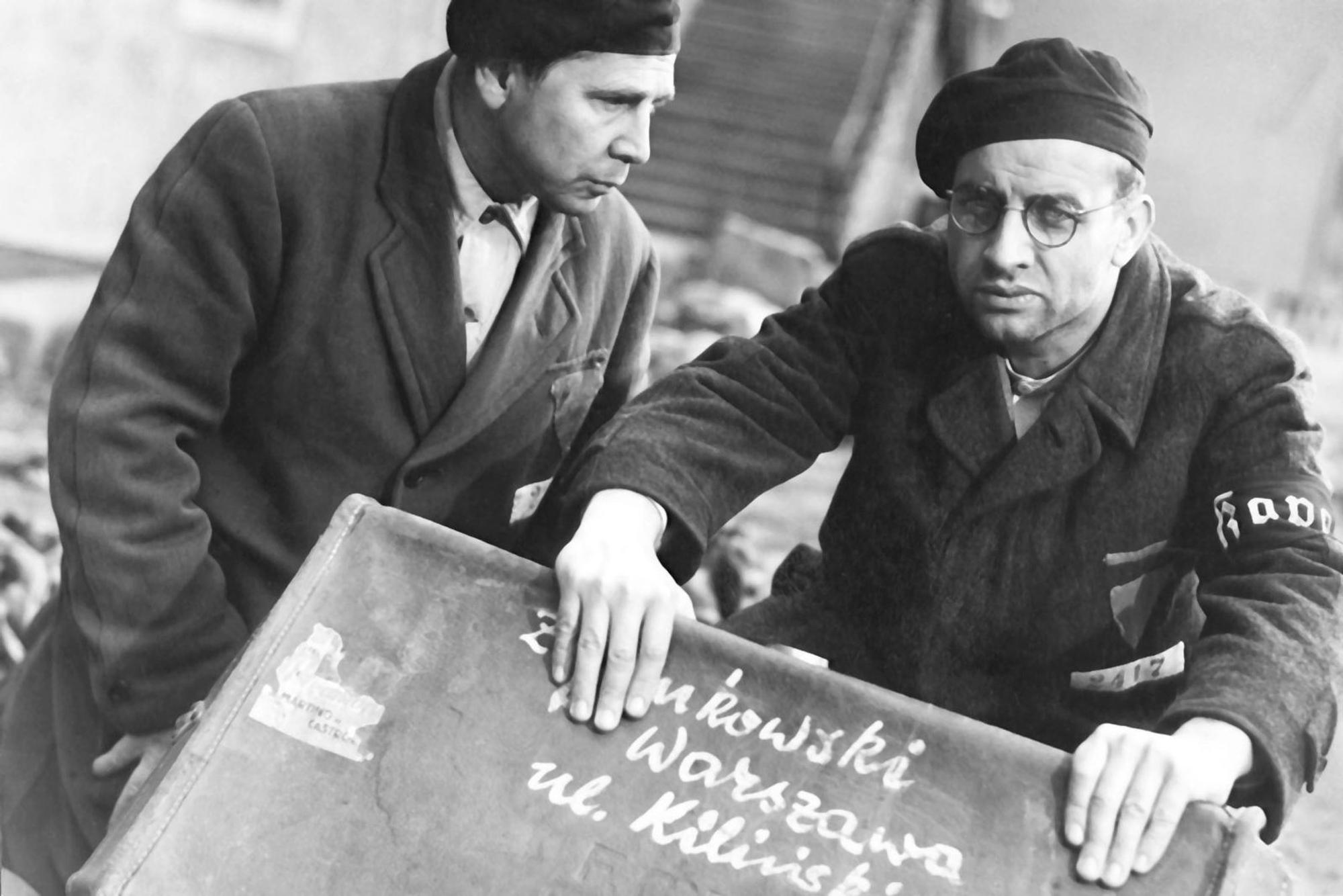 DEFA-Klassiker „Nackt unter Wölfen“ von 1962: Die KZ-Gefangenen Höfel (Armin Mueller-Stahl, rechts) und Pippig (Fred Delmare) entdecken das im Koffer versteckte Kind. (Bild: ARTE / Progress / Waltraut Pathenheime)