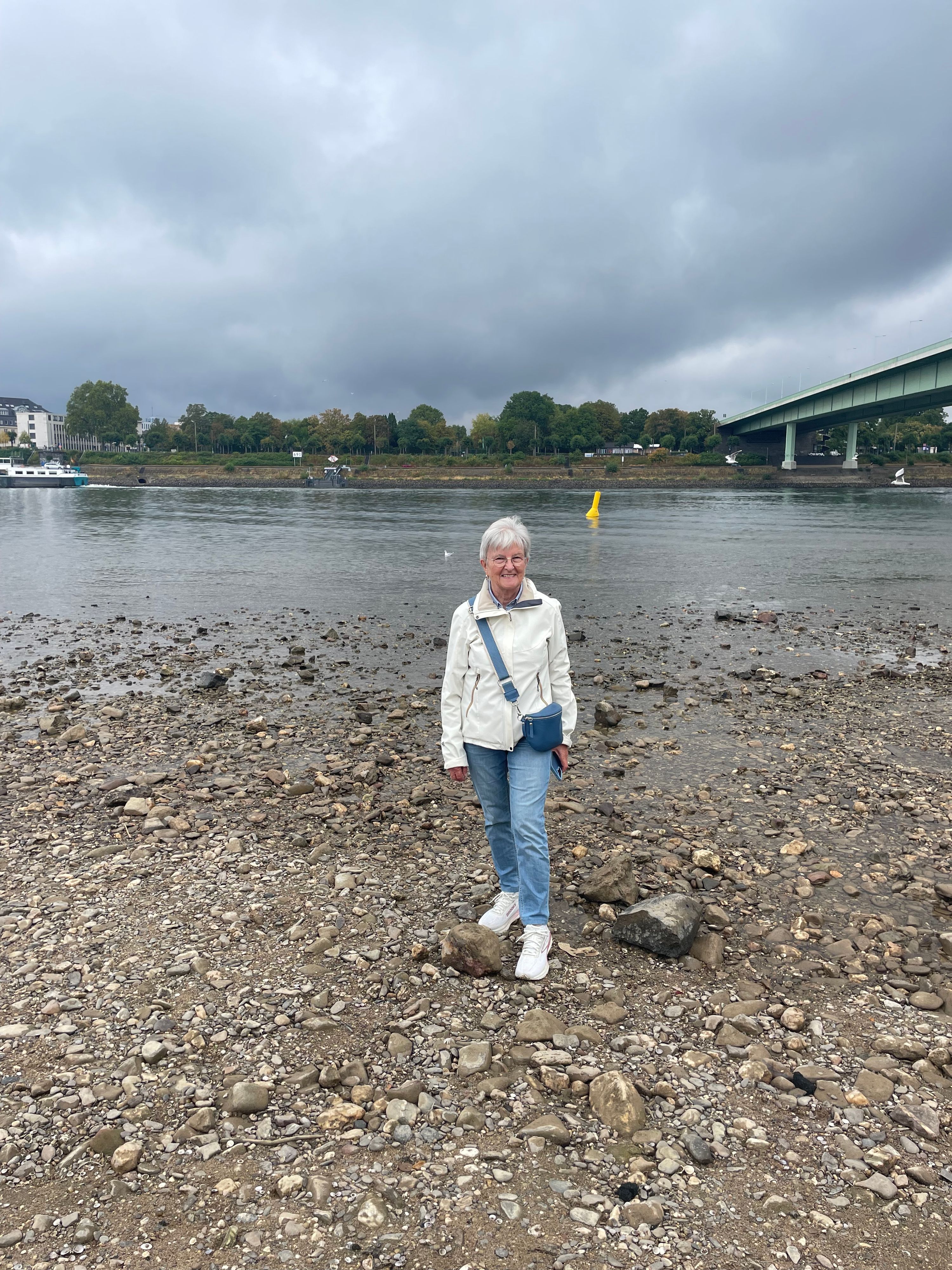 Anita S. (76) steht im Rheinpark am Ufer: „Wir konnten weniger unternehmen.“
