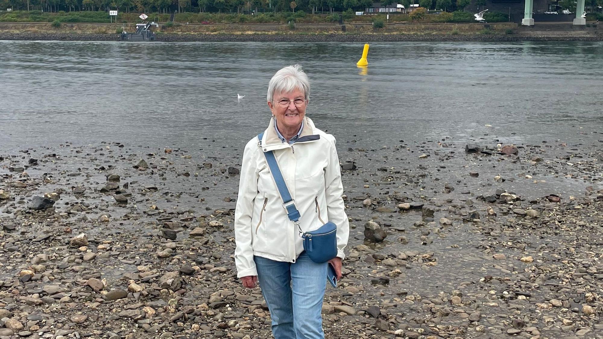 Anita S. (76) steht im Rheinpark am Ufer: „Wir konnten weniger unternehmen.“
