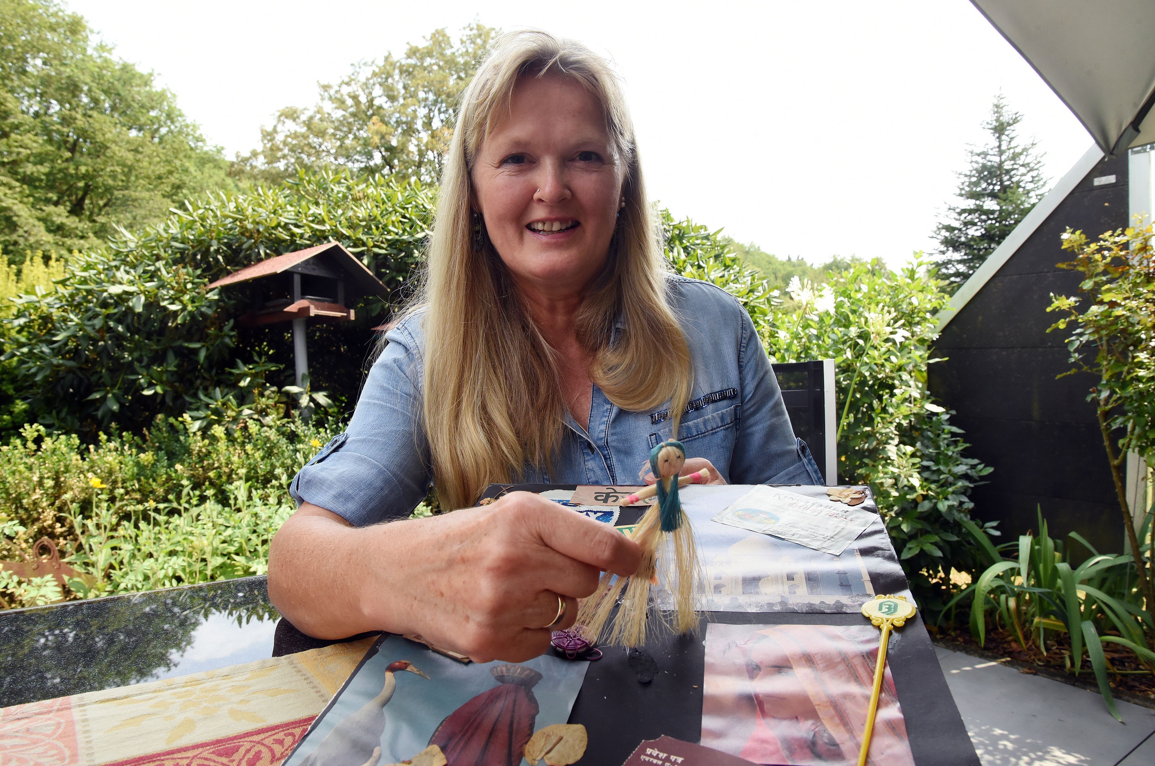 Die Strohpuppe erhielt Esther Rautenbach, als sie 1989 als Studentin in Indien unterwegs war, von einem Straßenkind als Geschenk.
