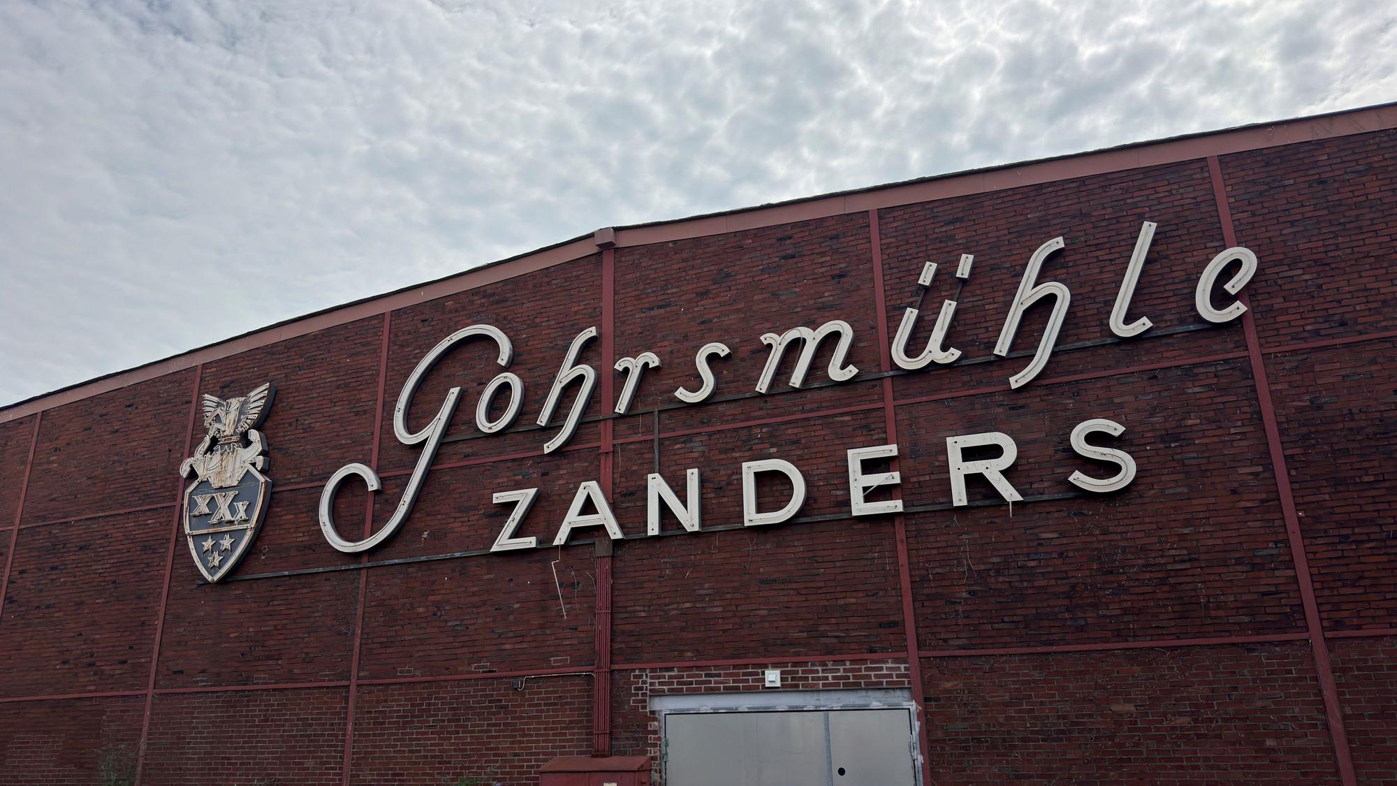 Das Foto zeigt den Schriftzug Zanders und Gohrsmühle