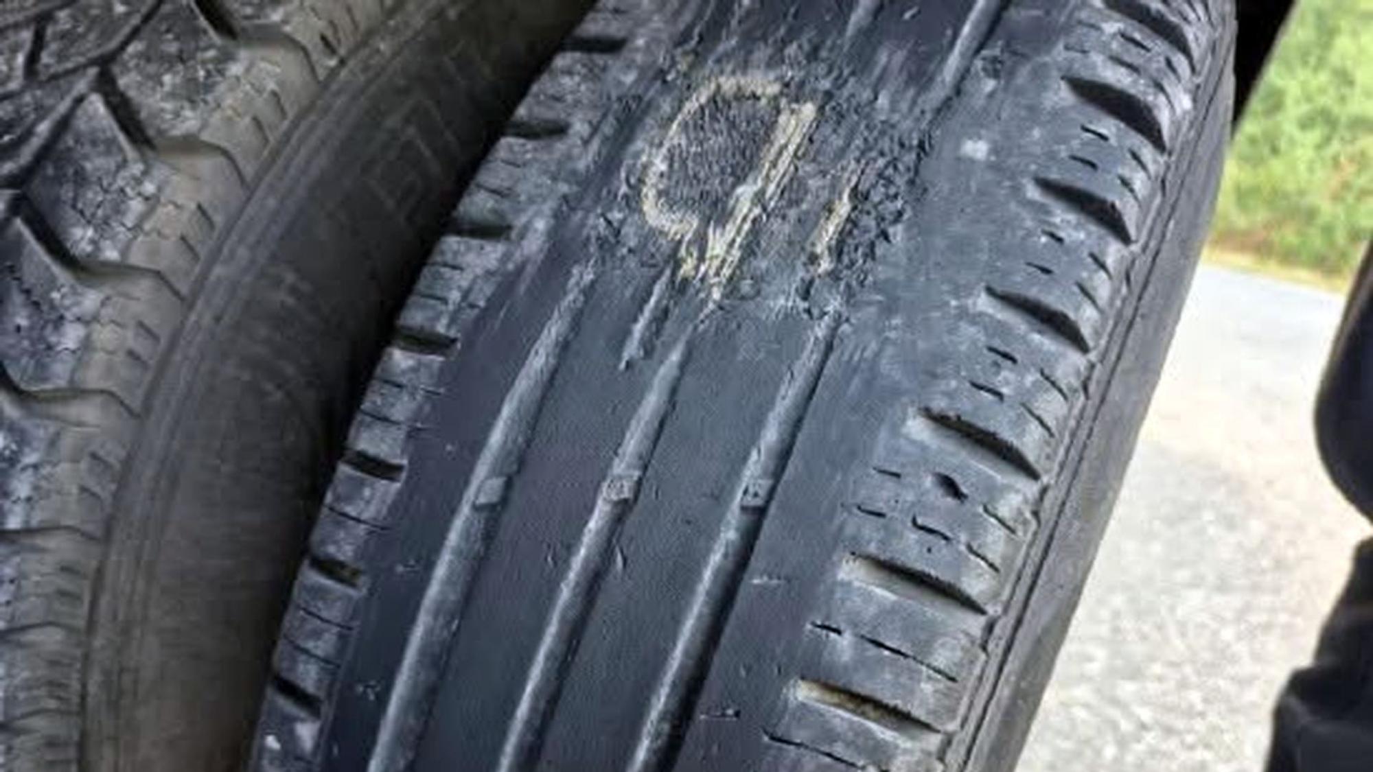 Ein Reifen, der offensichtlich einen Bremsplatten hat, wurde von der Polizei fotografiert.