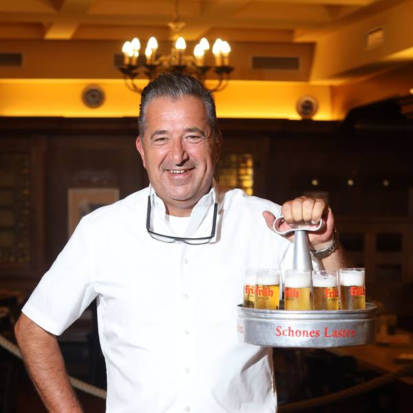 Köbes Rafael Sauer im Brauhaus Früh „Em Golde Kappes“ in Nippes
