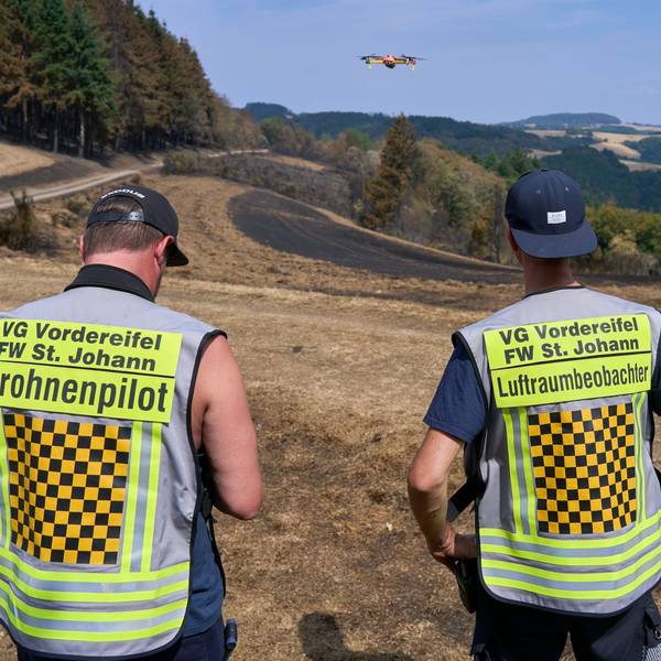 Langscheid in der Eifel: Mit der Wärmebildkamera suchen zwei Feuerwehrleute das Gelände nach Glutnestern ab.