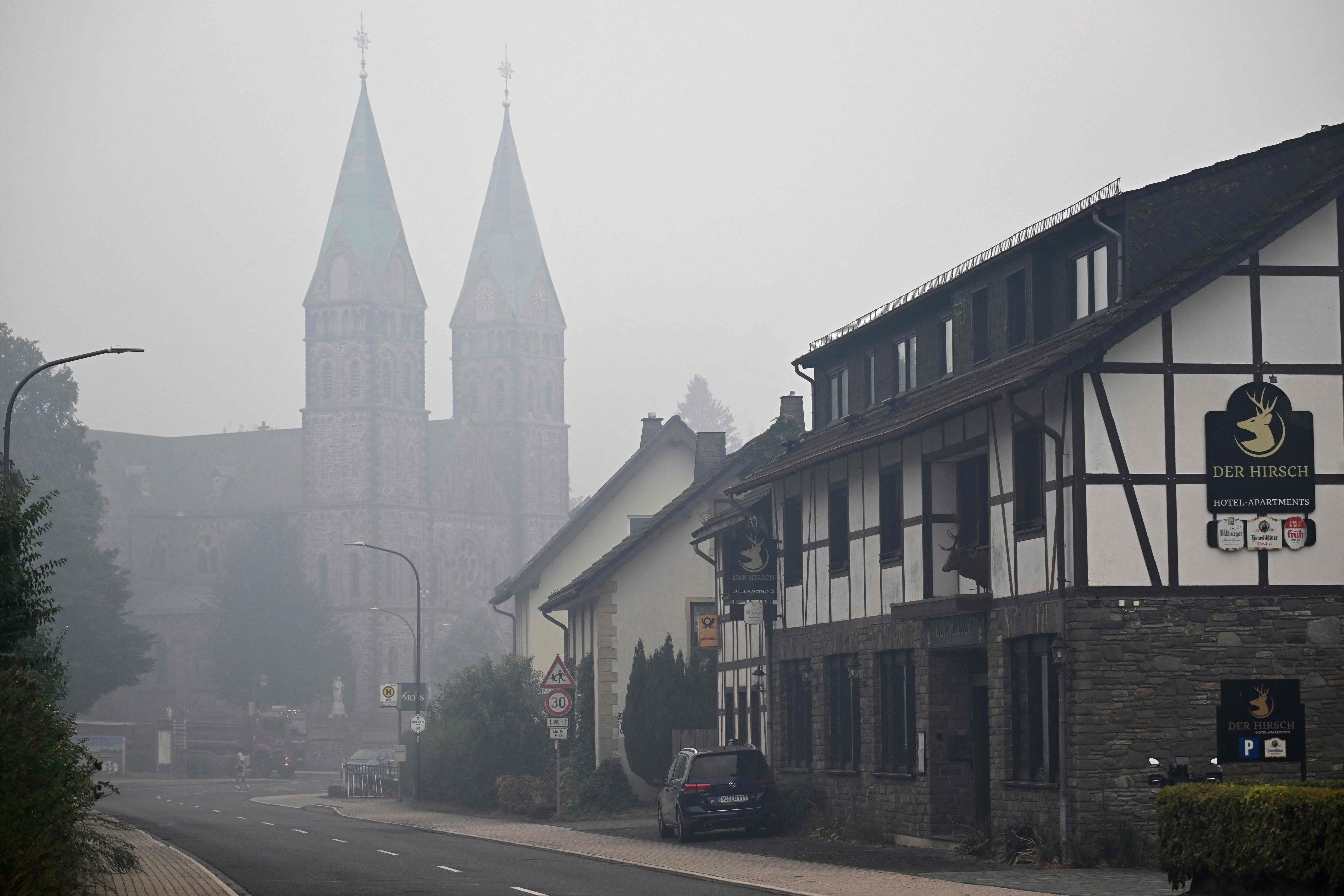 Rauch hängt am Wochenende in den Straßen von Monschau. Hier wurden 30 Menschen evakuiert.