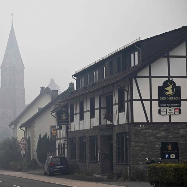 Rauch hängt am Wochenende in den Straßen von Monschau. Hier wurden 30 Menschen evakuiert.