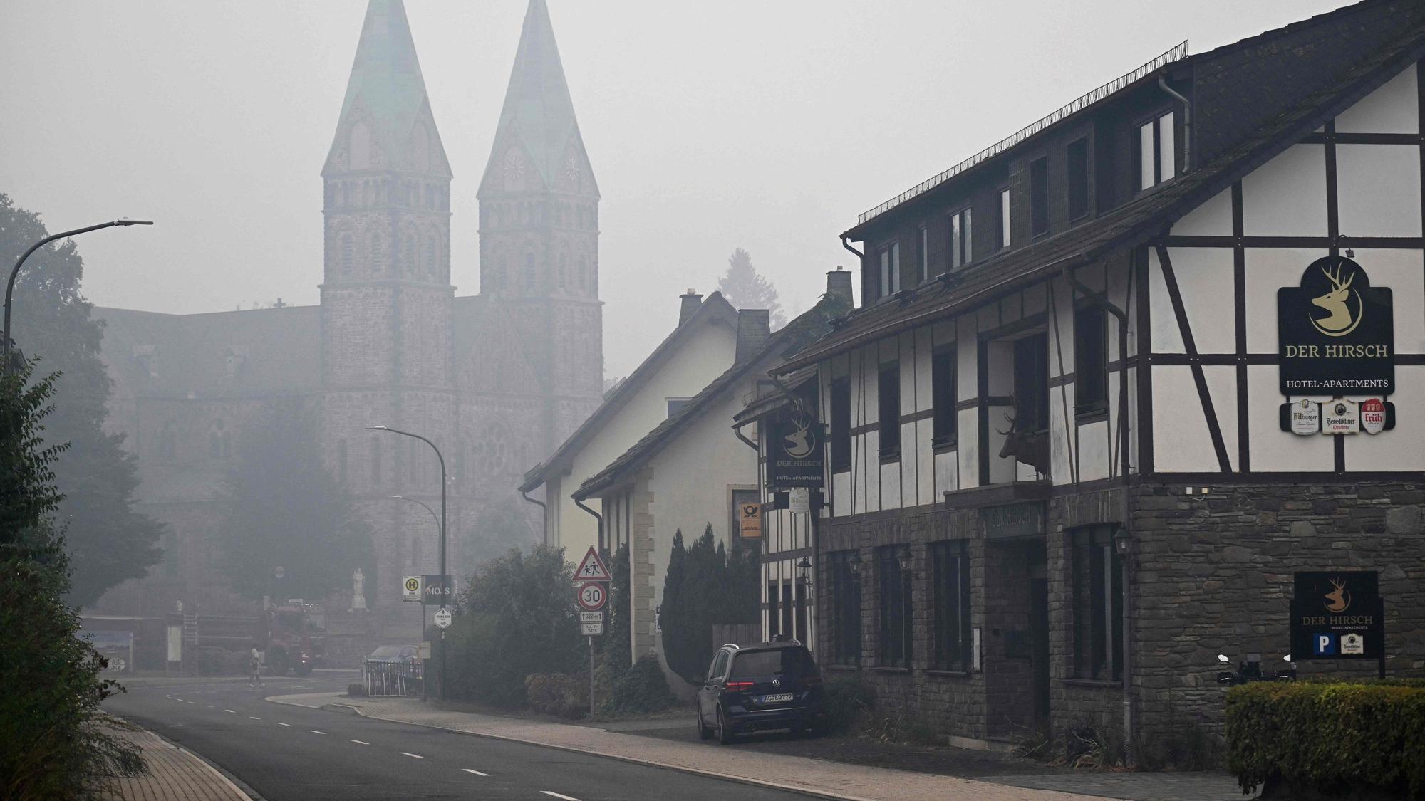 Rauch hängt am Wochenende in den Straßen von Monschau. Hier wurden 30 Menschen evakuiert.