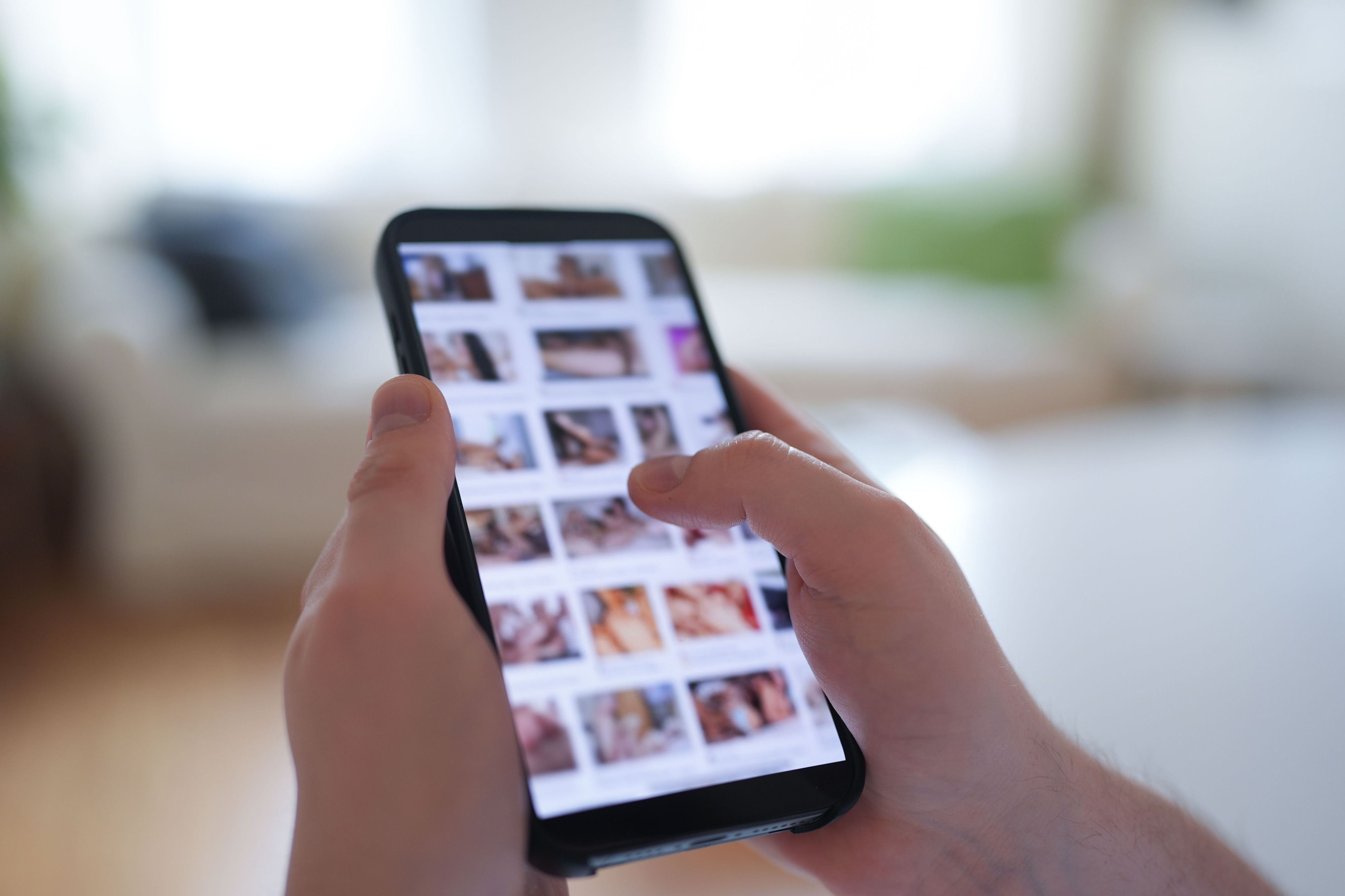 Täter brauchen nur wenige Klicks: Deepfakes und Revenge Porn sind nur zwei Formen digitaler Gewalt. (zu dpa: «Digitale Gewalt: So können Betroffene sich wehren») Foto: Marcus Brandt/dpa – Honorarfrei nur für Bezieher des dpa-Themendienstes +++ dpa-Themendienst +++