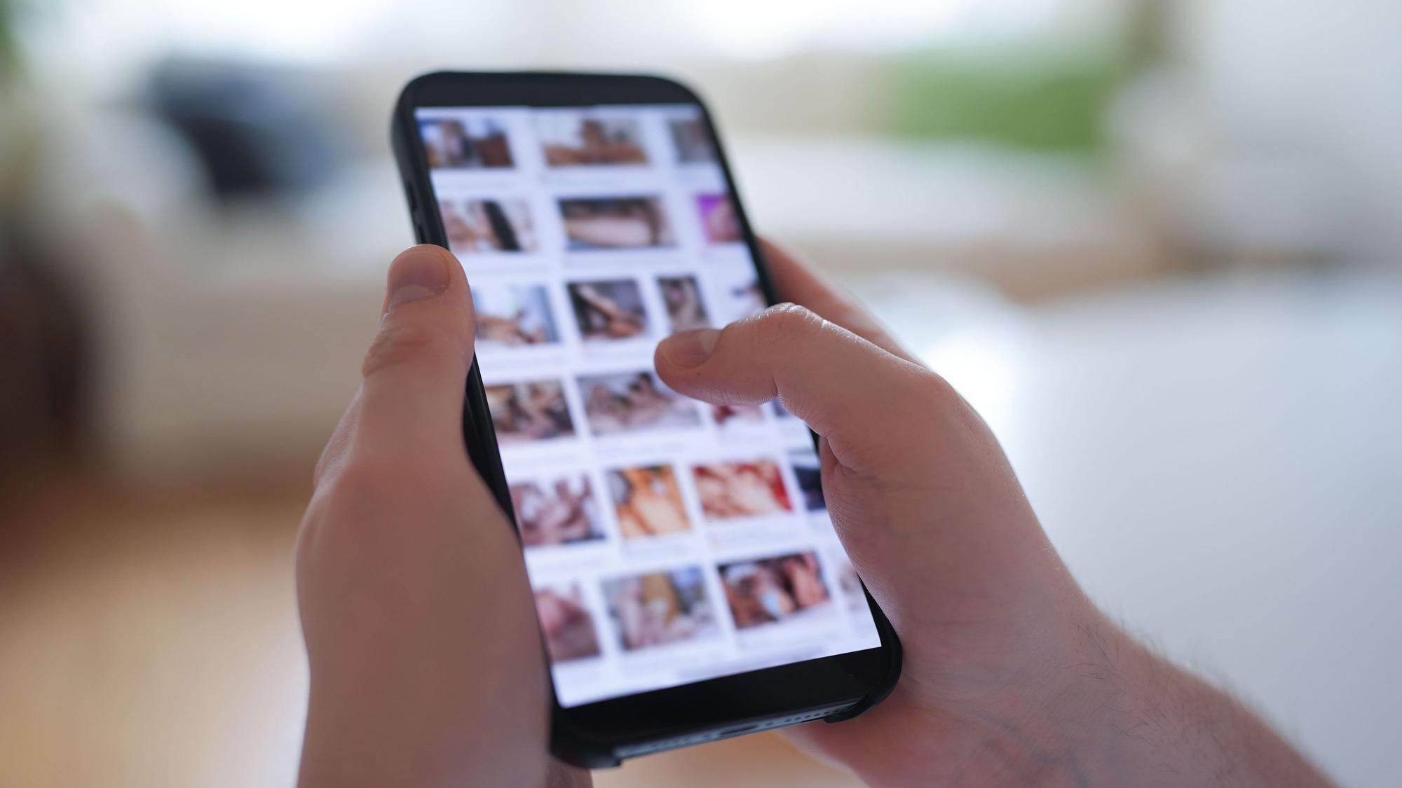 Täter brauchen nur wenige Klicks: Deepfakes und Revenge Porn sind nur zwei Formen digitaler Gewalt. (zu dpa: «Digitale Gewalt: So können Betroffene sich wehren») Foto: Marcus Brandt/dpa – Honorarfrei nur für Bezieher des dpa-Themendienstes +++ dpa-Themendienst +++