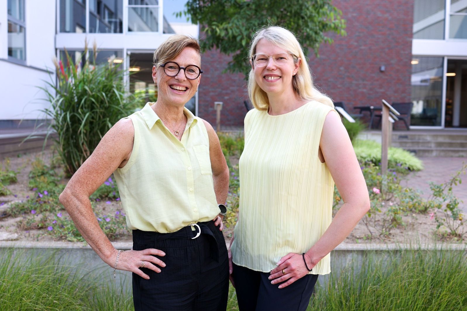 Zu sehen sind Sandra Spohr und Désirée Bywalec von der Stadtverwaltung Bedburg.