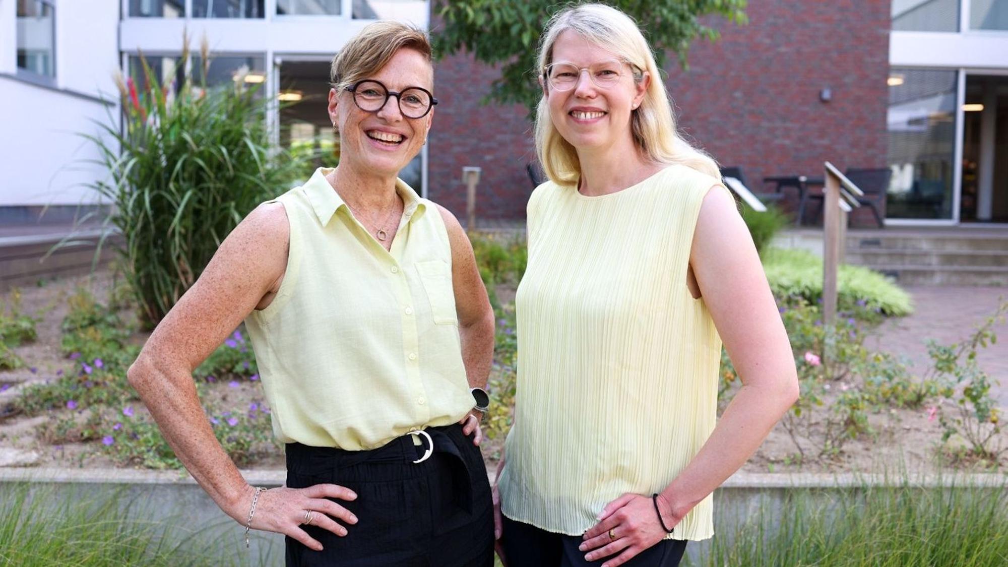 Zu sehen sind Sandra Spohr und Désirée Bywalec von der Stadtverwaltung Bedburg.