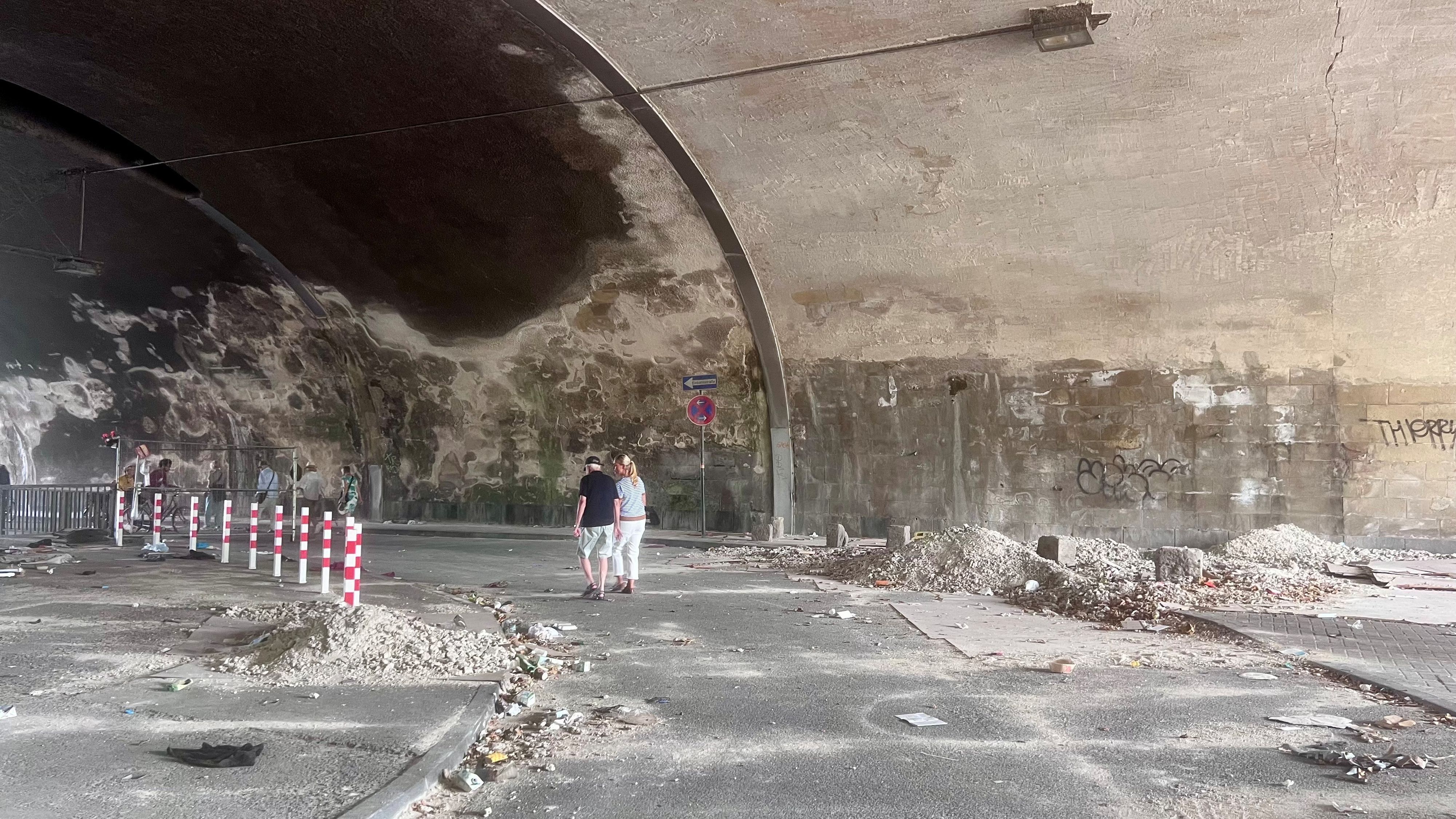 Samstagmittag, 15. August: Durch den Tunnel laufen Passanten.