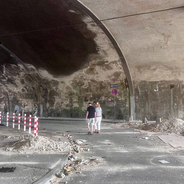 Samstagmittag, 15. August: Durch den Tunnel laufen Passanten.