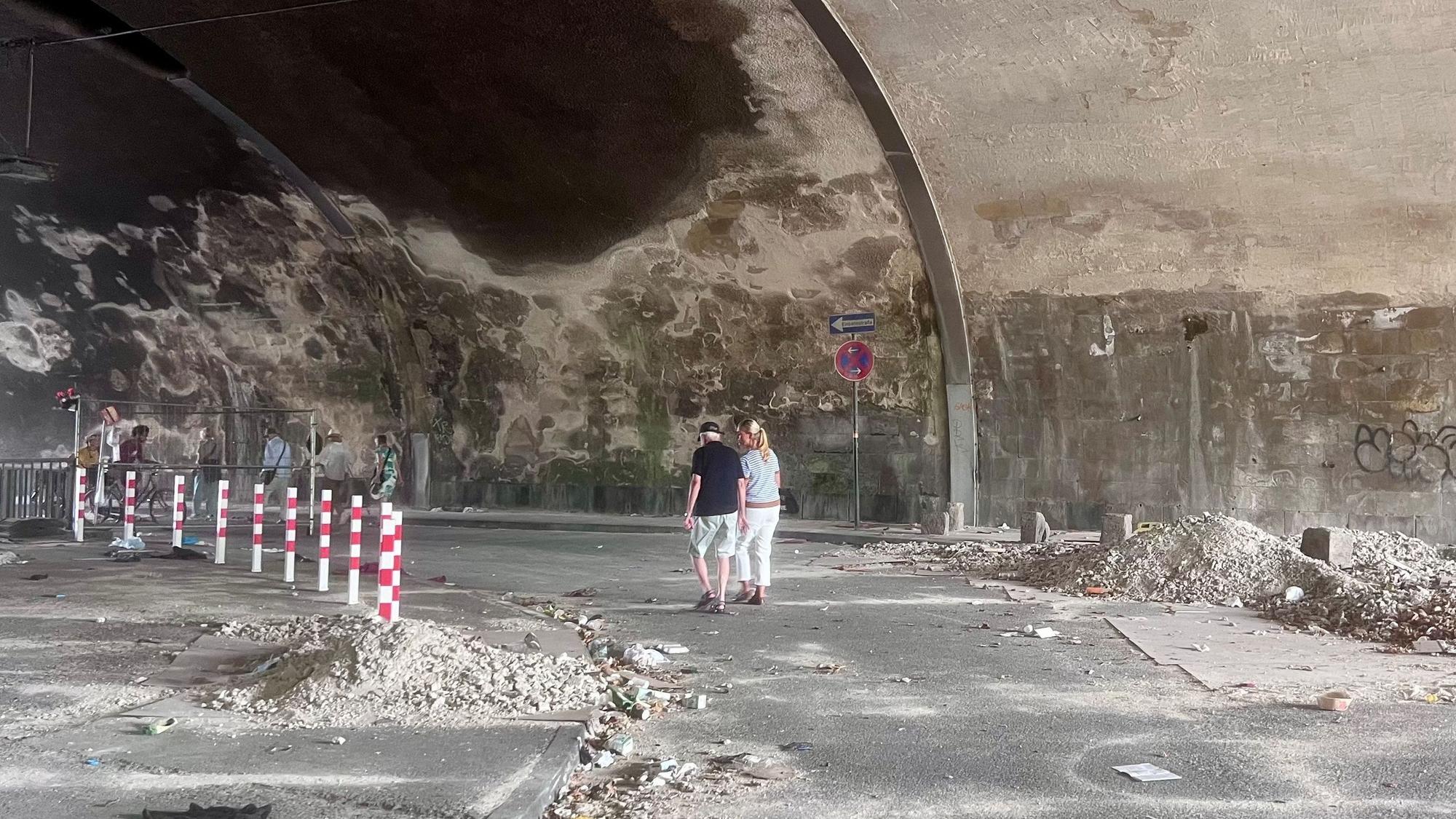 Samstagmittag, 15. August: Durch den Tunnel laufen Passanten.