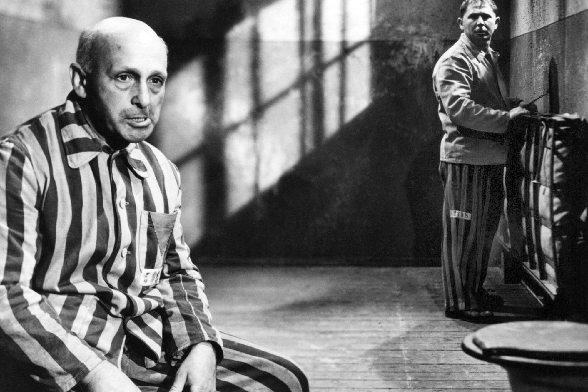 „Nackt unter Wölfen“ - der erste und für viele Jahrzehnte einzige deutsche Film, der komplett im KZ spielt: Die Gefangenen Rose (Peter Sturm, links) und Pippig (Fred Delmare) sollen zum Reden gebracht werden. (Bild: ZDF / Progress / Waltraut Pathenheime)