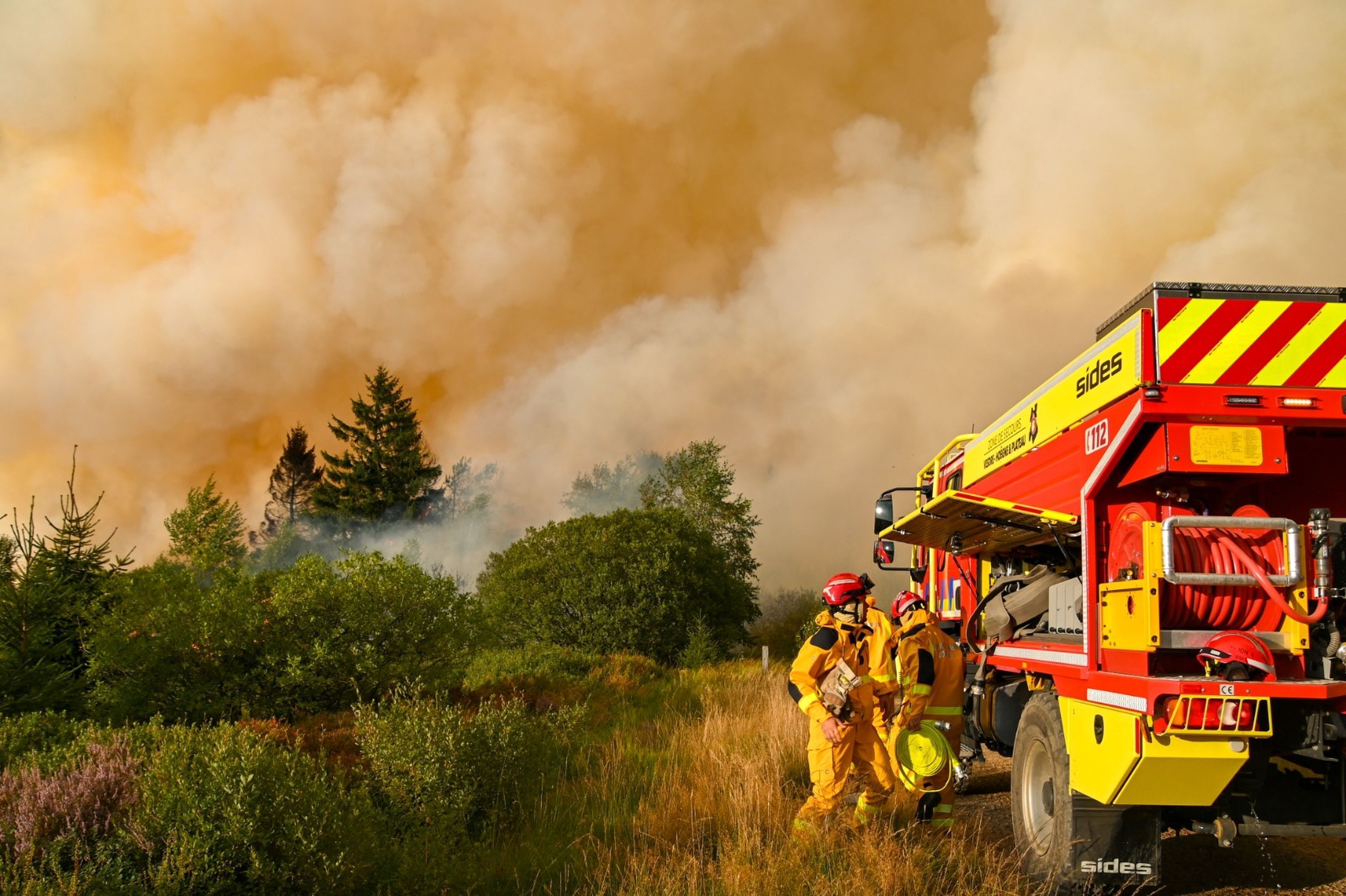 dpatopbilder - HANDOUT - 17.08.2026, Belgien, Waimes: Das von VHP zur Verfügung gestellte Foto zeigt Feuerwehrleute im Einsatz beim Großbrand im Naturschutzgebiet Hohes Venn (Hautes Fagnes). Foto: -/Images VHP via Belga/dpa - ACHTUNG: Nur zur redaktionellen Verwendung im Zusammenhang mit der aktuellen Berichterstattung und nur mit vollständiger Nennung des vorstehenden Credits +++ dpa-Bildfunk +++
