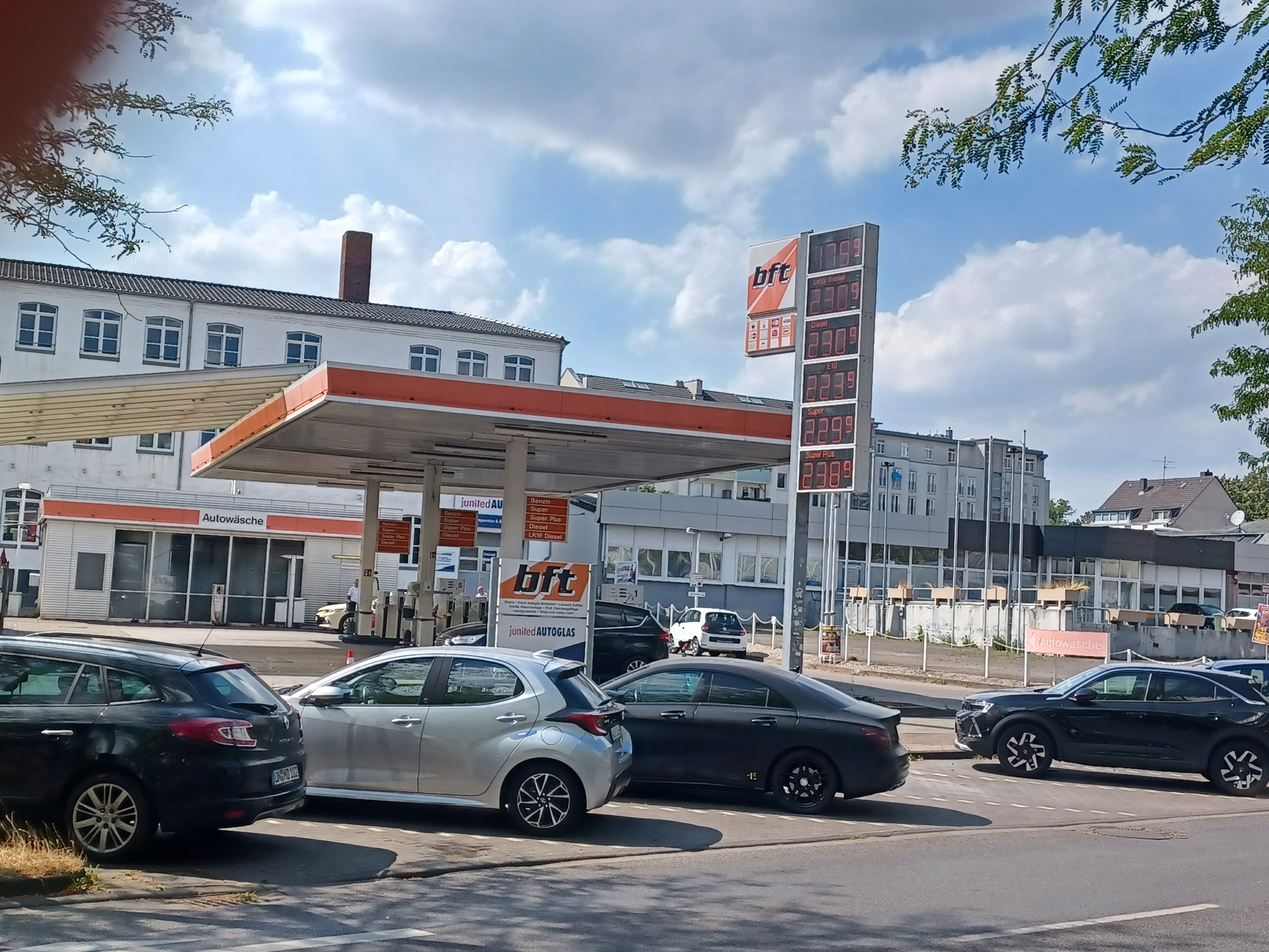 Blick auf die freie Tankstelle und das leerstehende frühere Autohaus (im Hintergrund). Auf dem Areal könnte ein Wohnungs- und Einzelhandels-Großprojekt entstehen.