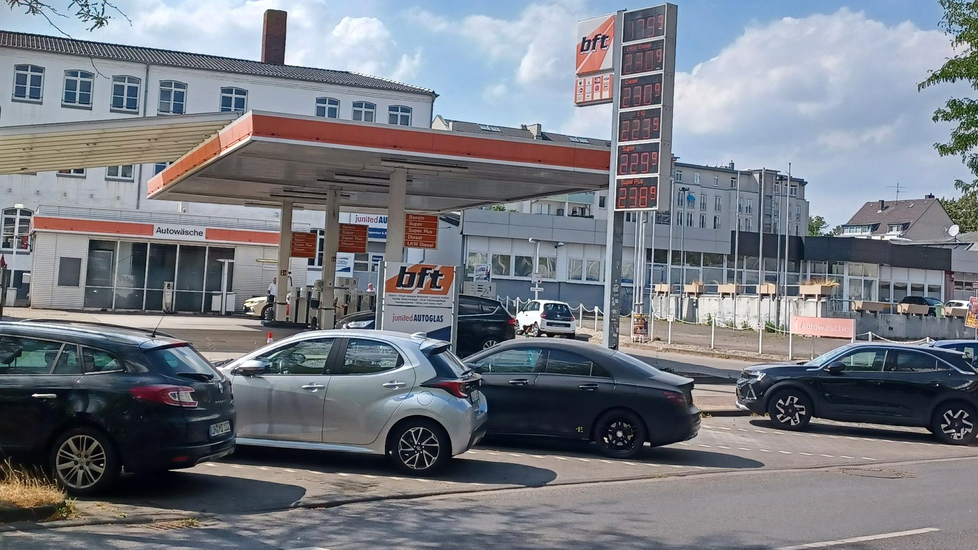 Blick auf die freie Tankstelle und das leerstehende frühere Autohaus (im Hintergrund). Auf dem Areal könnte ein Wohnungs- und Einzelhandels-Großprojekt entstehen.