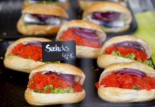 Fischbrötchen in einer Auslage. (Symbolbild)
