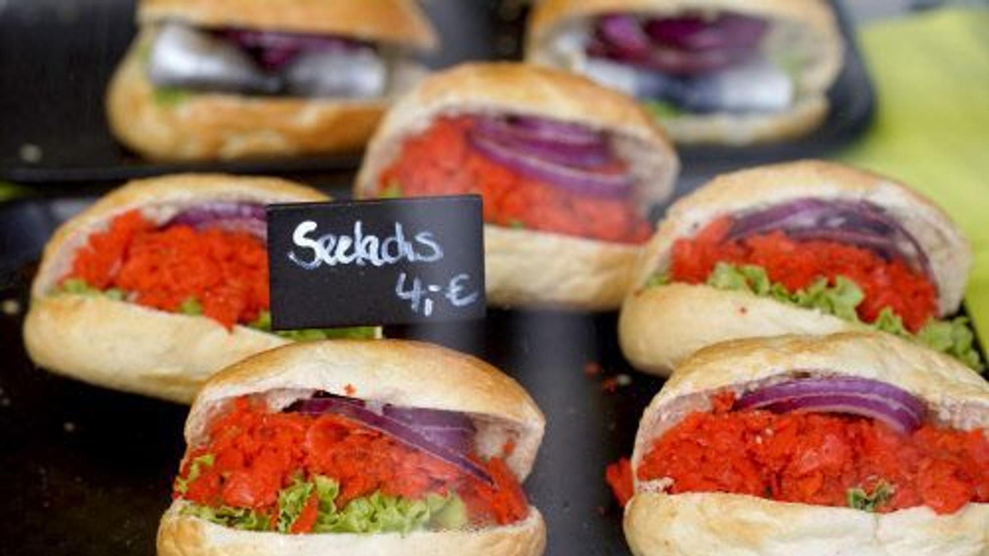 Fischbrötchen in einer Auslage. (Symbolbild)