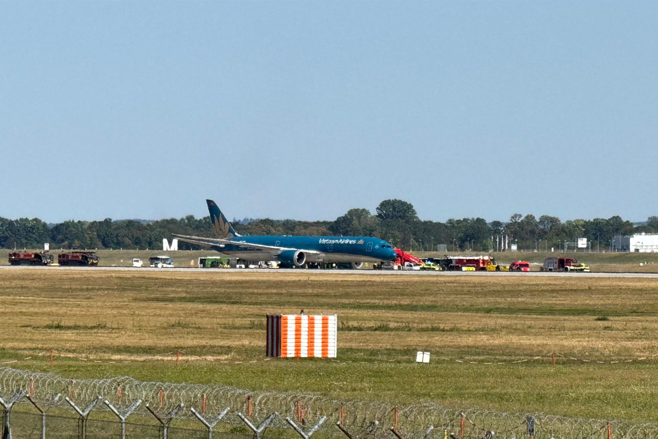 Eine Boeing 787 der Vietnam Airlines ist kurz nach ihrem Start vom Münchner Flughafen dort wieder gelandet.
