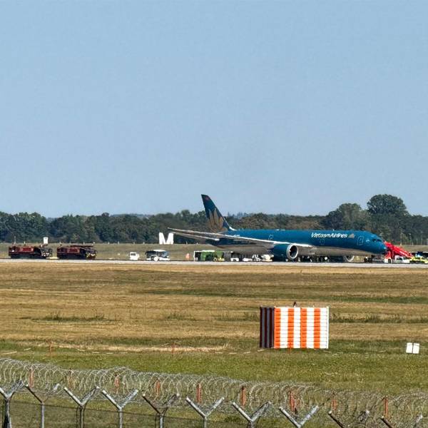 Eine Boeing 787 der Vietnam Airlines ist kurz nach ihrem Start vom Münchner Flughafen dort wieder gelandet.