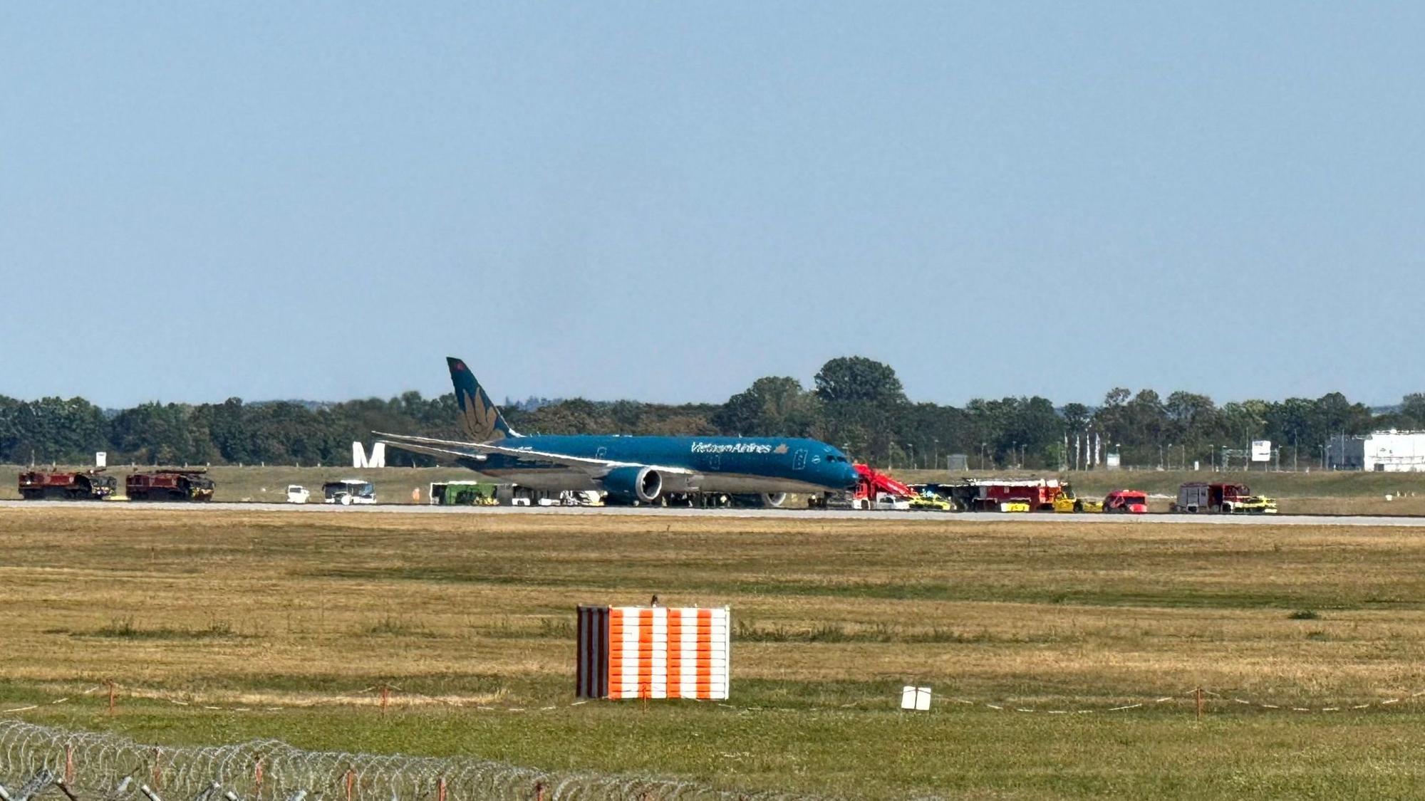 Eine Boeing 787 der Vietnam Airlines ist kurz nach ihrem Start vom Münchner Flughafen dort wieder gelandet.