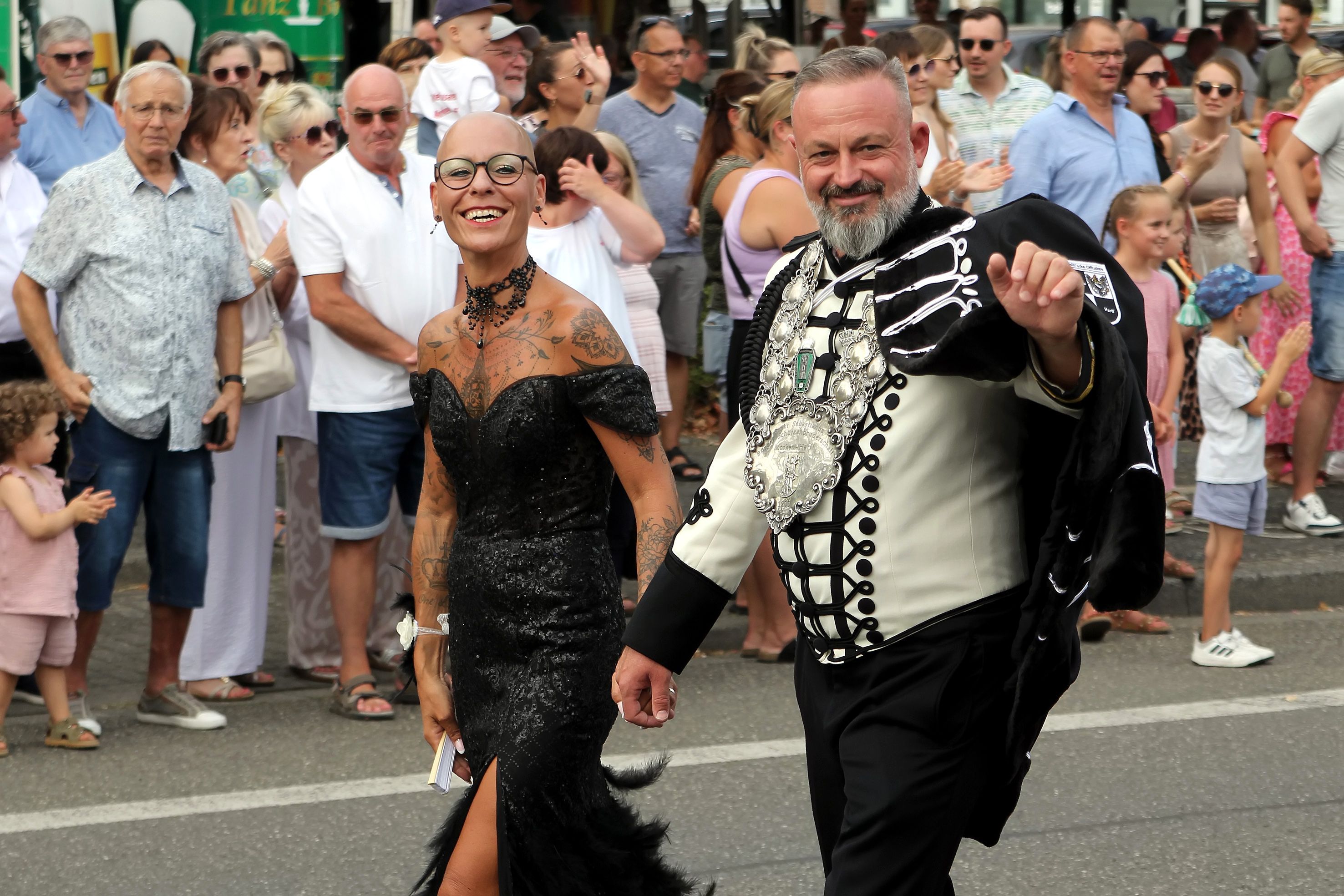 Zu sehen ist das Königspaar Sascha und Sonja Funk beim Schützenfest der St.-Sebastianus-Bürger-Schützenbruderschaft Morken-Harff
