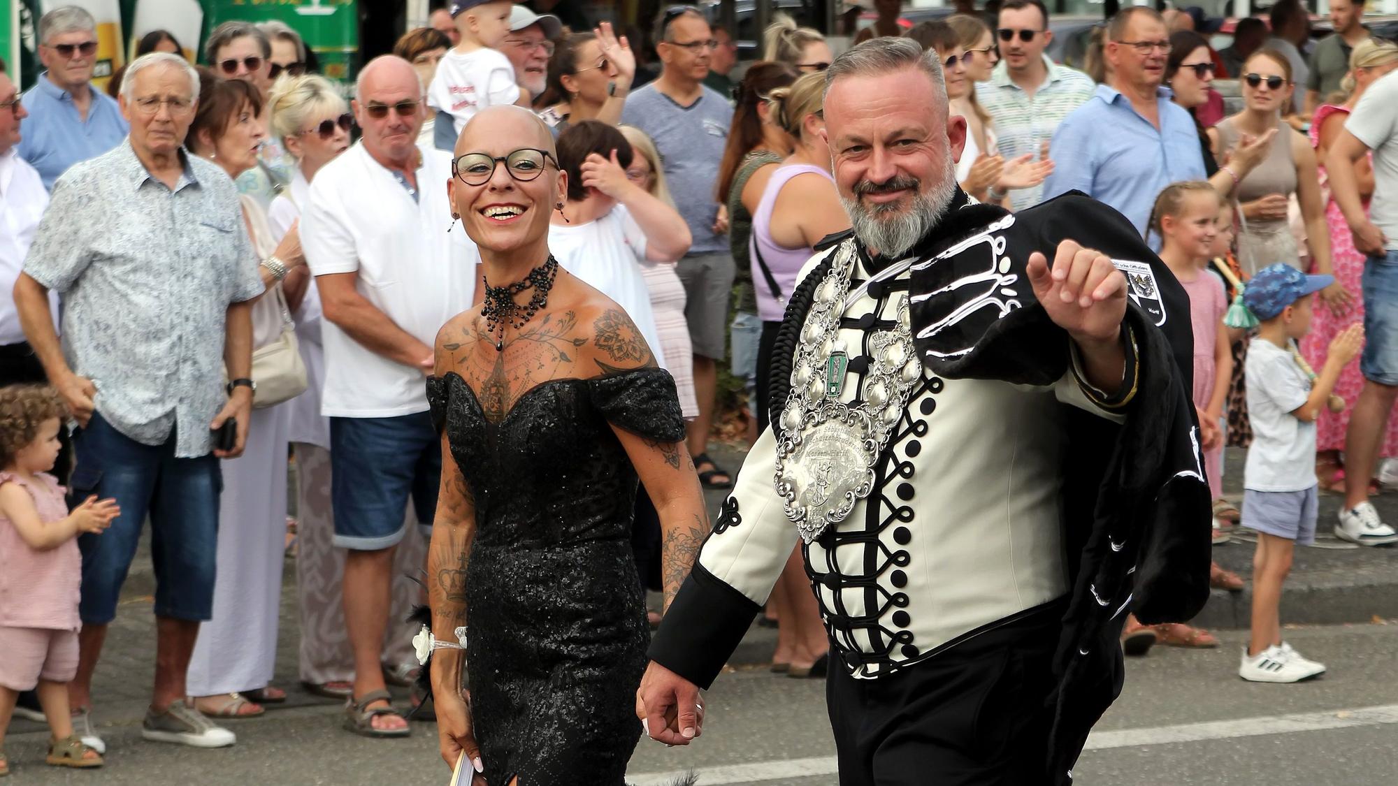 Zu sehen ist das Königspaar Sascha und Sonja Funk beim Schützenfest der St.-Sebastianus-Bürger-Schützenbruderschaft Morken-Harff