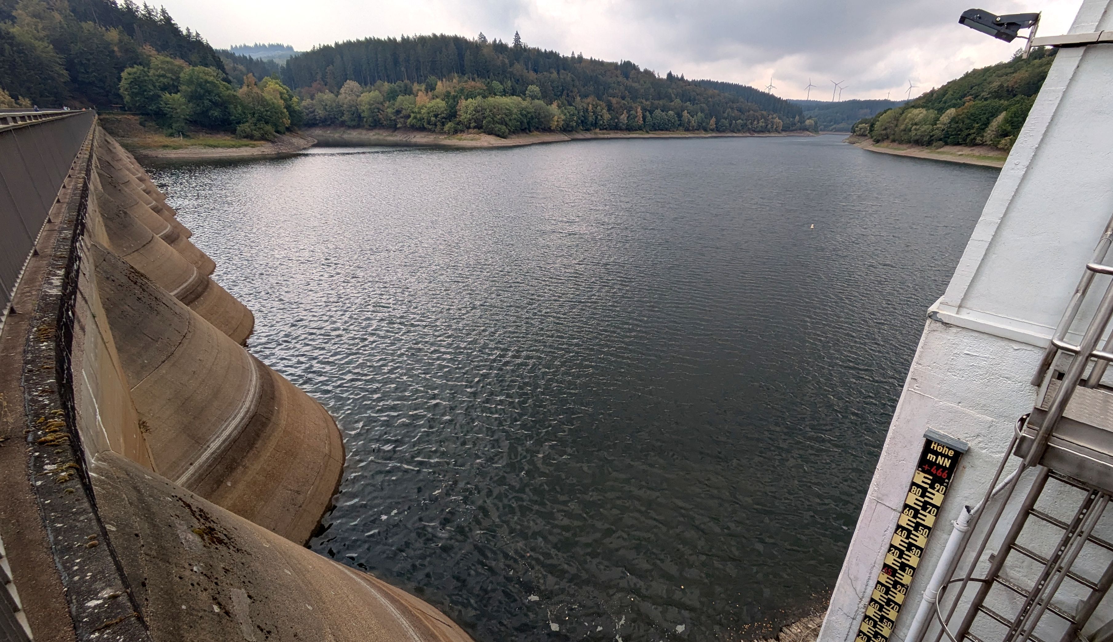Blick auf die Oleftalsperre bei Hellenthal; links die Staumauer.