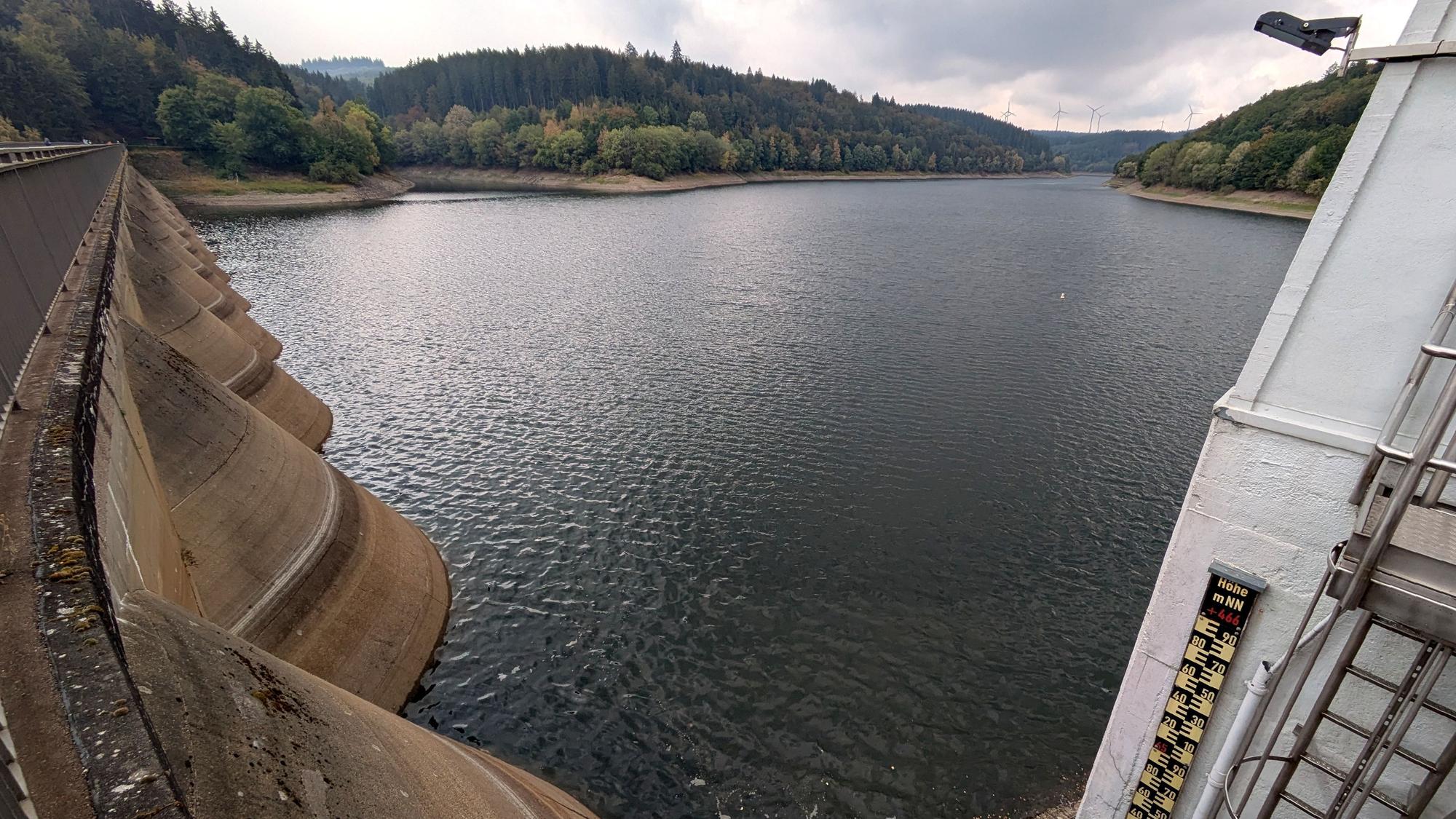 Blick auf die Oleftalsperre bei Hellenthal; links die Staumauer.